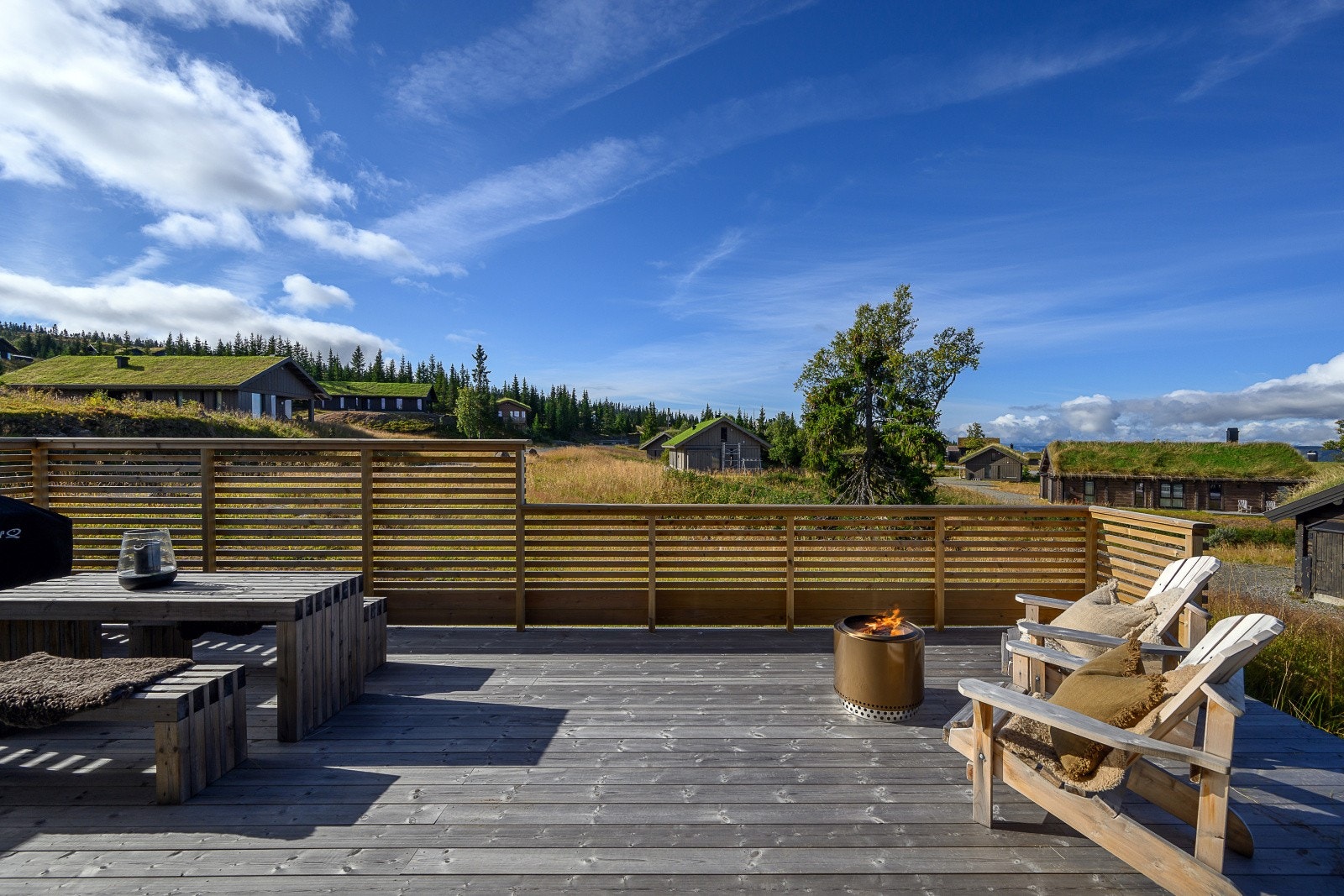 Romslig terrasse med god plass til både spisebord og sittegruppe under åpen himmel. Galleribilde