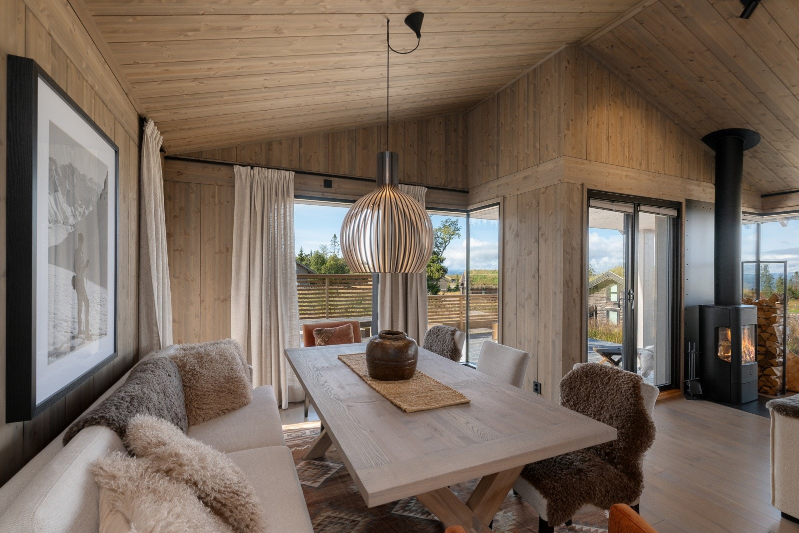 Spiseplassen har god plass til langbord for hyggelige måltider med familie og gjester. Galleribilde