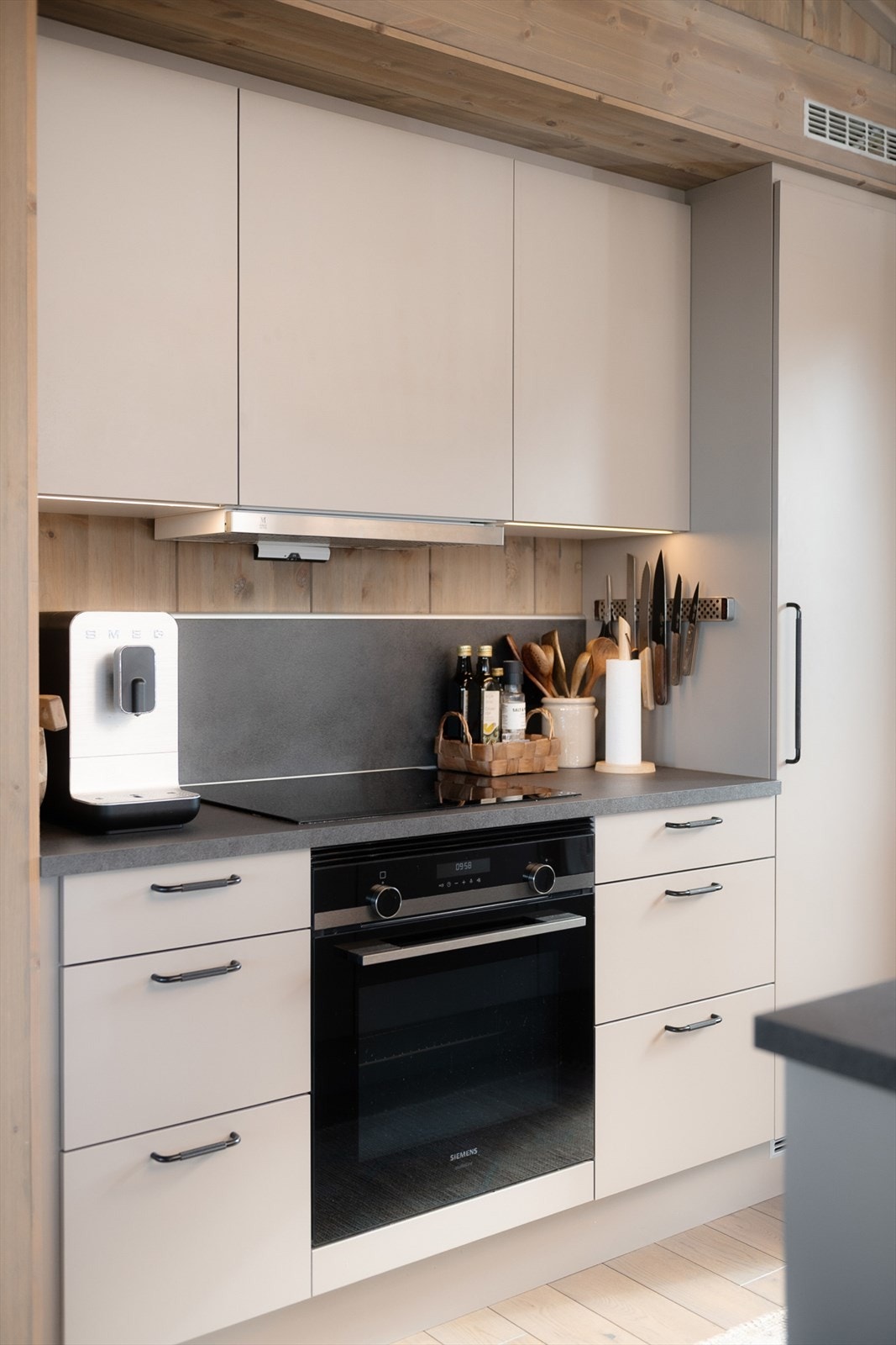 Kjøkkenet er utstyrt med integrert platetopp, stekeovn og overliggende ventilator. Galleribilde