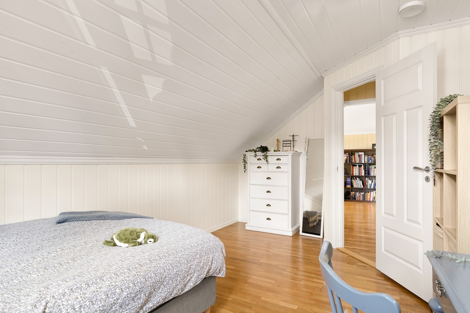Rommet har god plass til garderobe og annet møblement Galleribilde