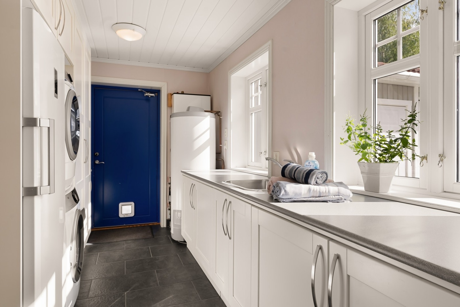 Deilig vaskerom, som dessuten har katteluke, for deg som har en firbeint del av familien Galleribilde