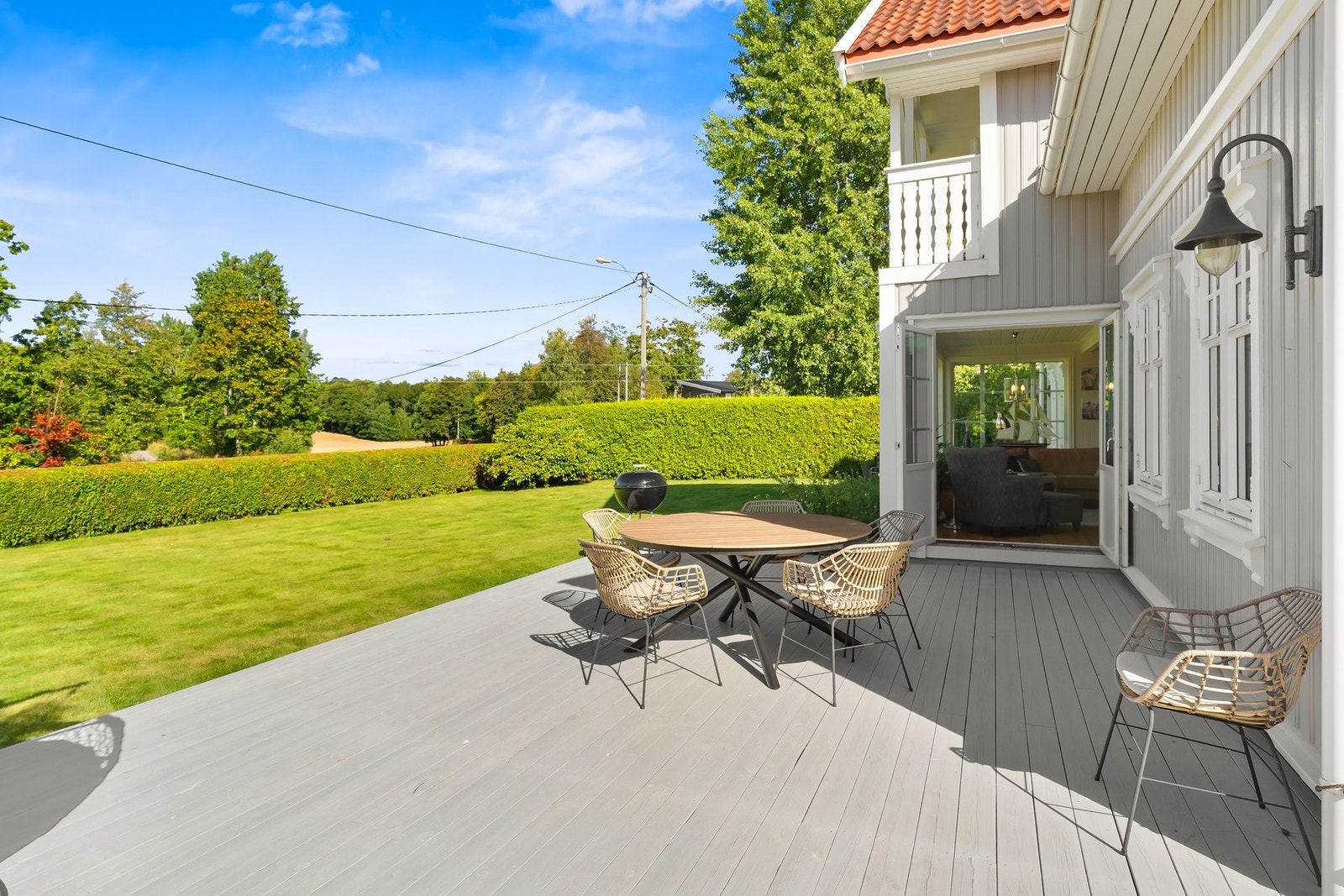 Det er lett å se for seg grillen på, barna i full aktivitet og gode venner samlet rundt bordet Galleribilde