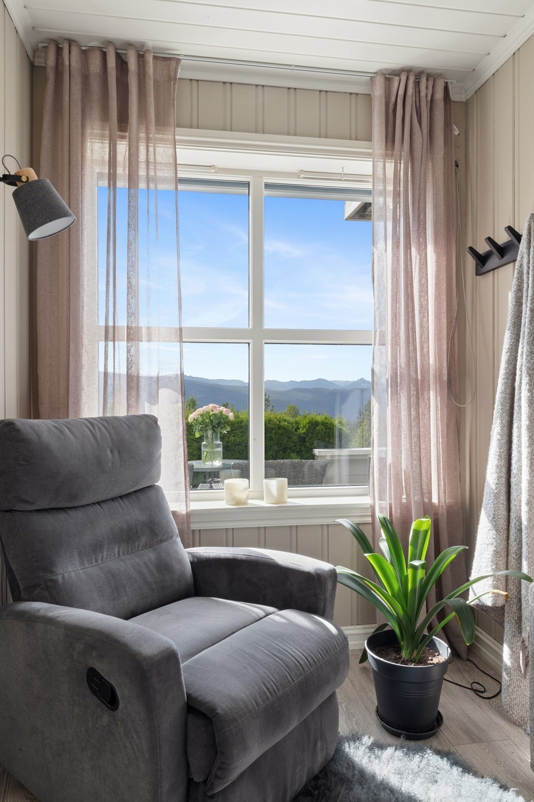 Vindusplass med utsikt mot åsene og fjellene i horisonten. Galleribilde