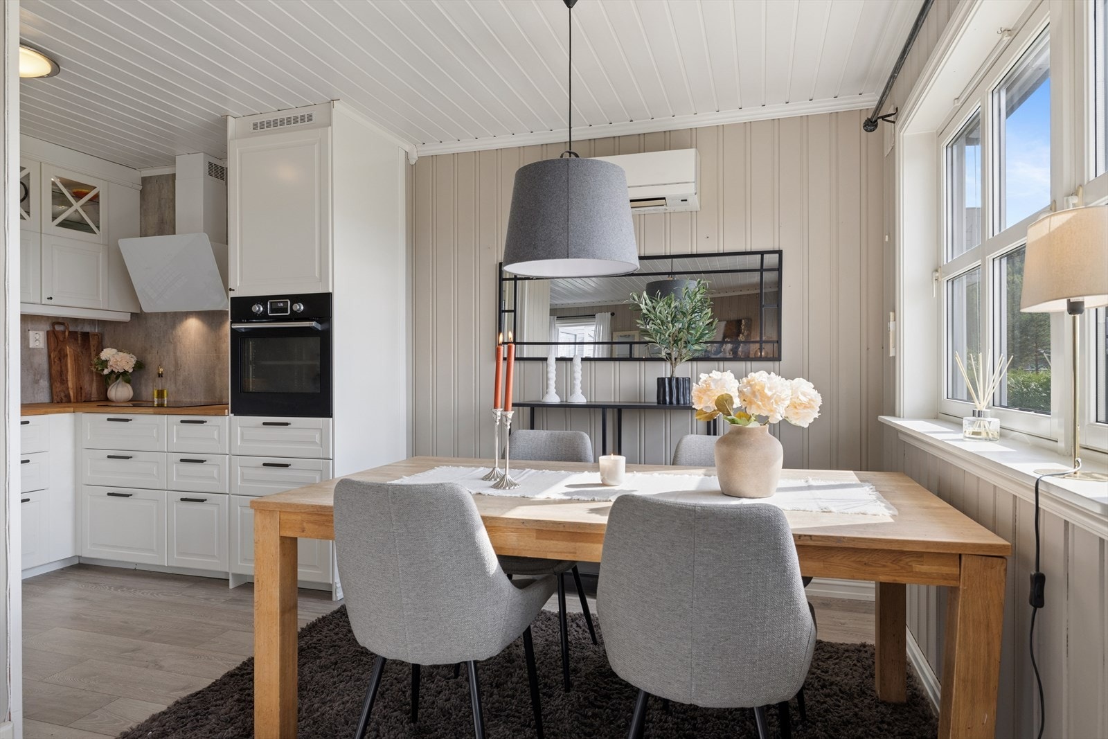Rommet har god plass til langbord med flere sitteplasser. Galleribilde