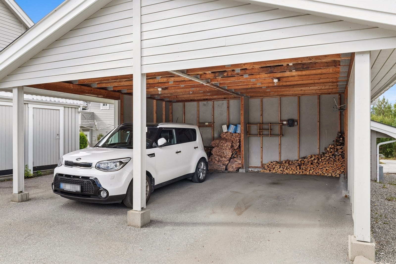 Carportanlegget ligger lett tilgjengelig like ved boligrekken. Galleribilde