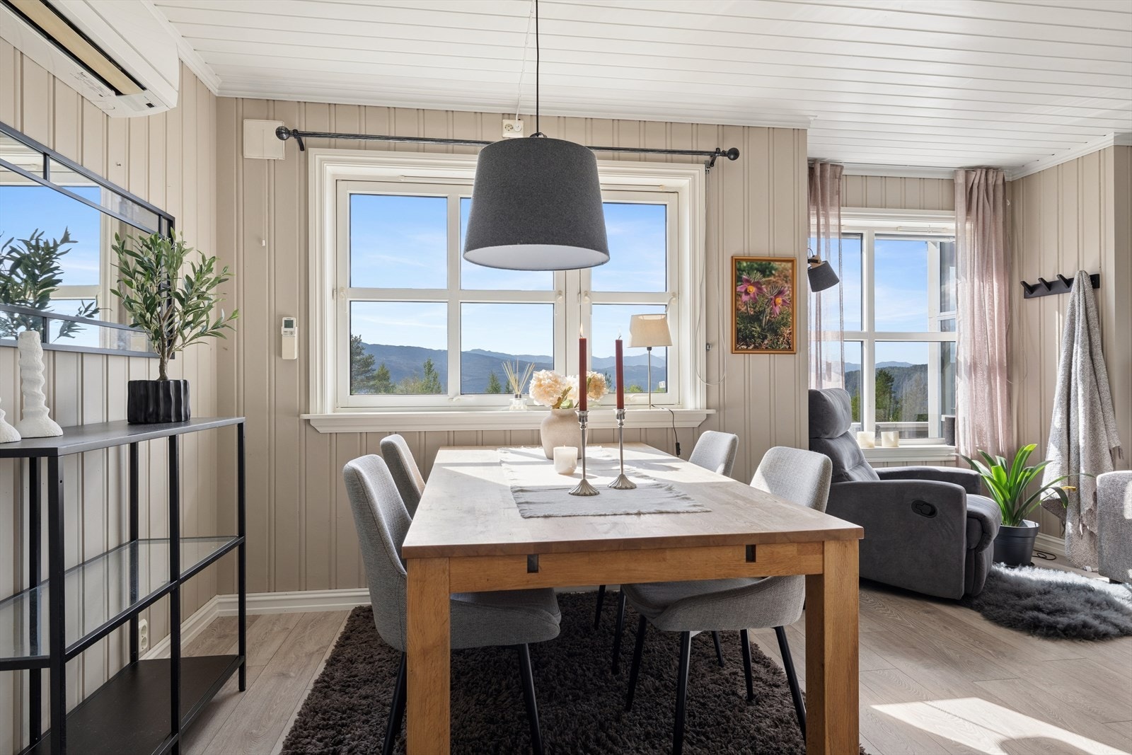 Spiseplassen er plassert ved vindusposten med utsyn mot landskapet. Galleribilde
