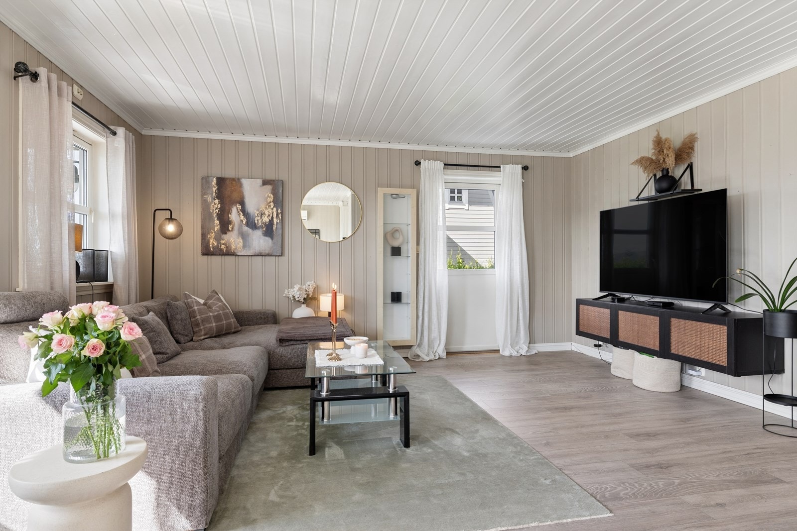 Romslig stue med god plass til sittegruppe og mediemøbler. Galleribilde
