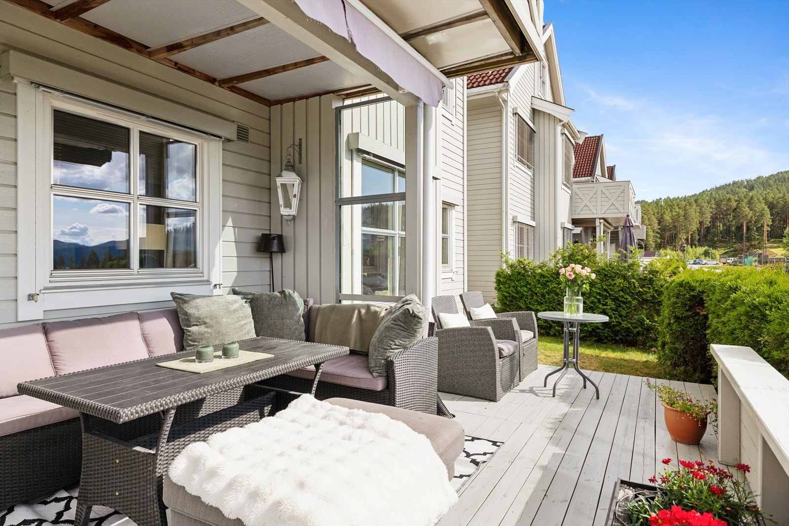 Overbygget er utstyrt med tettesjikt og dryppstopp-plater. Motorisert terrassemarkise gir fleksibel solskjerming over spiseplassen. Galleribilde