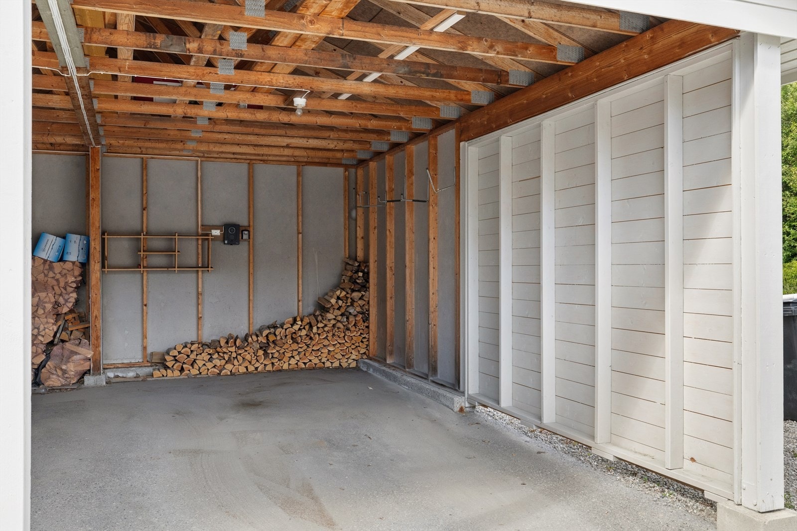 Borettslaget disponerer felles carportanlegg hvor leiligheten har én fast plass. Galleribilde