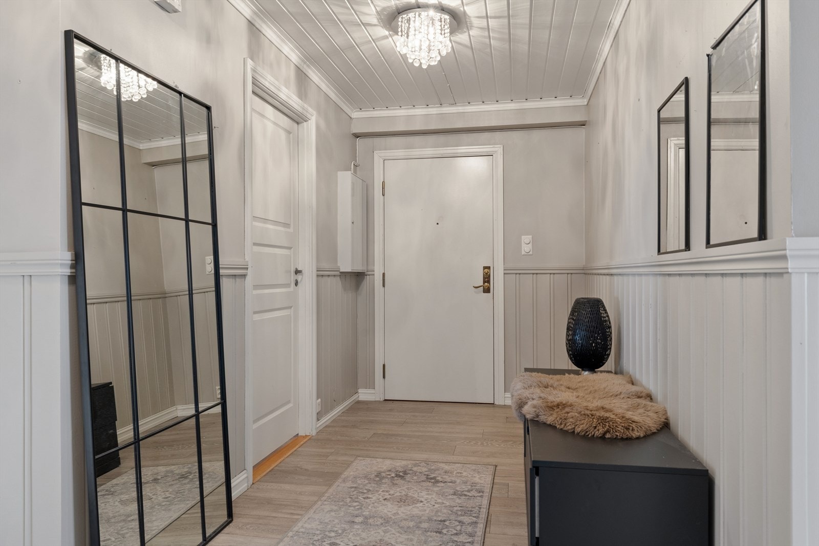Velkommen inn! Lys og hyggelig entré med plass for enkle garderobe- og opphengsløsninger. Galleribilde