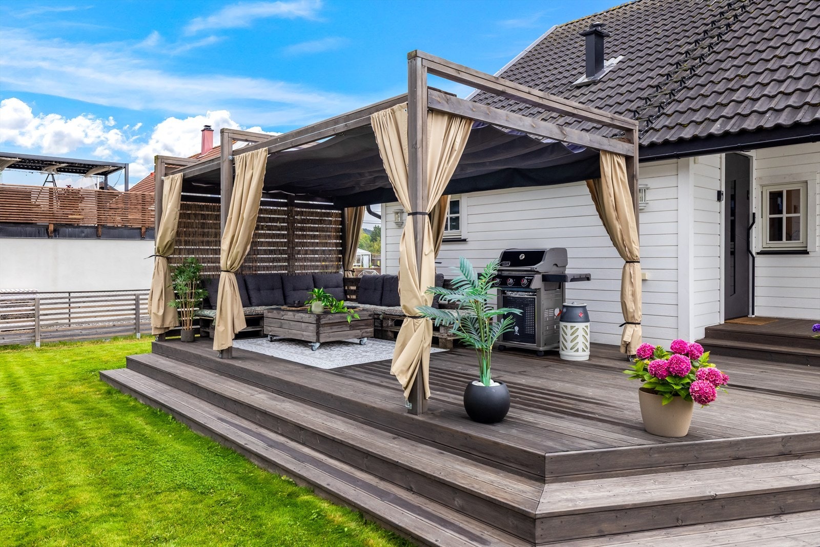Terrassen er pent opparbeidet og har en stor pergola som skaper en lun og hyggelig sone med god plass til både sittegruppe, grill og utemøbler. Galleribilde