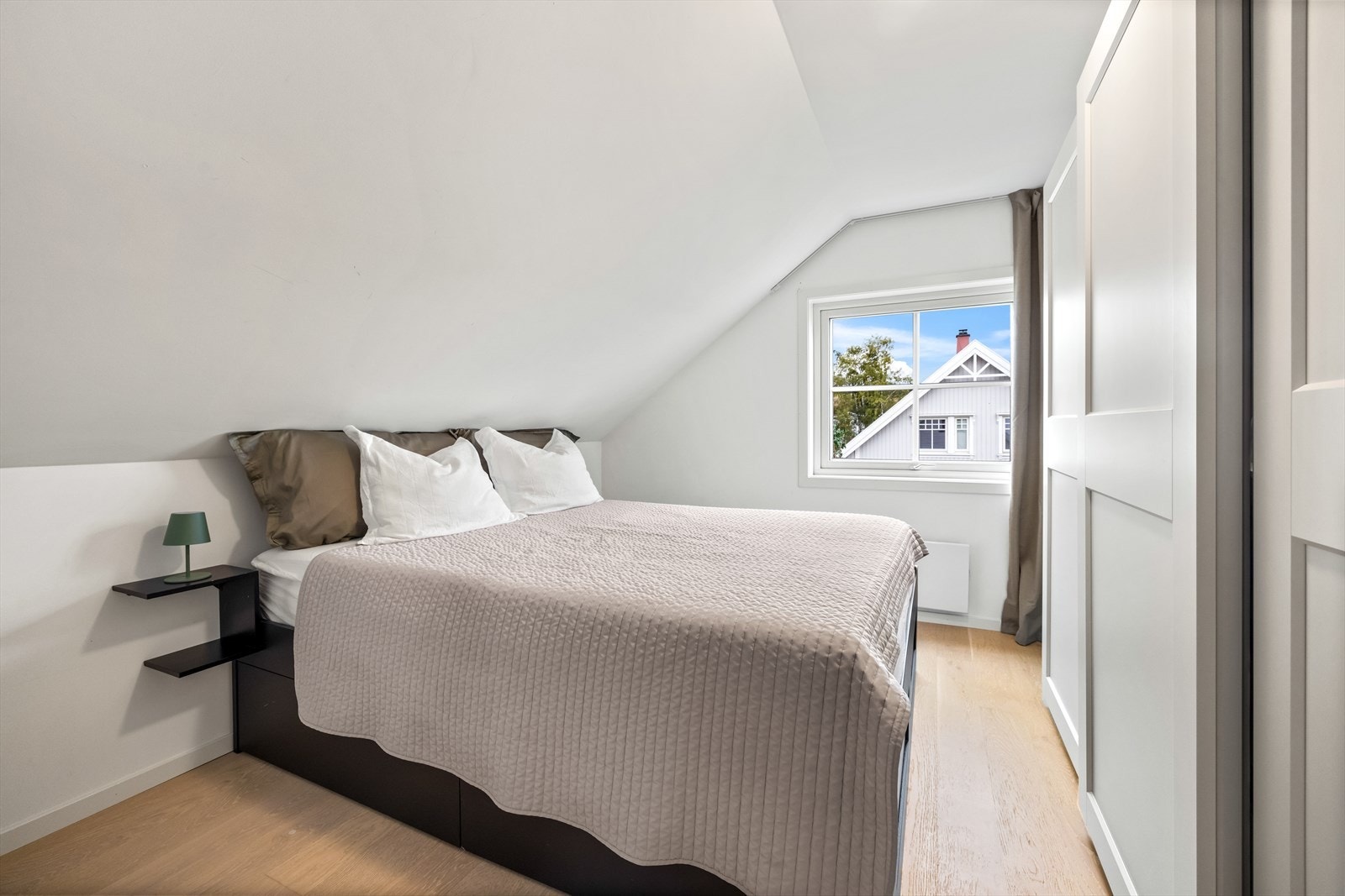 Rommene har godt med naturlig lysinnslipp og skråtak. Galleribilde