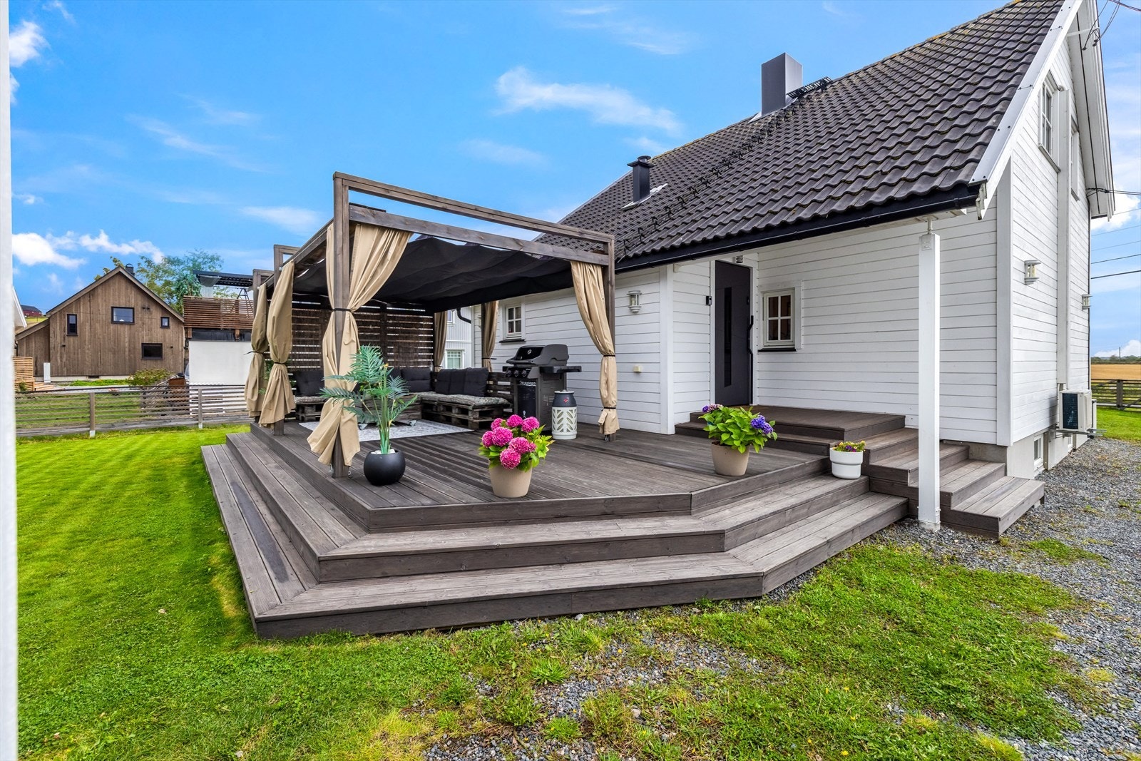 Terrassen har utelys og utvendige stikkontakter. Galleribilde