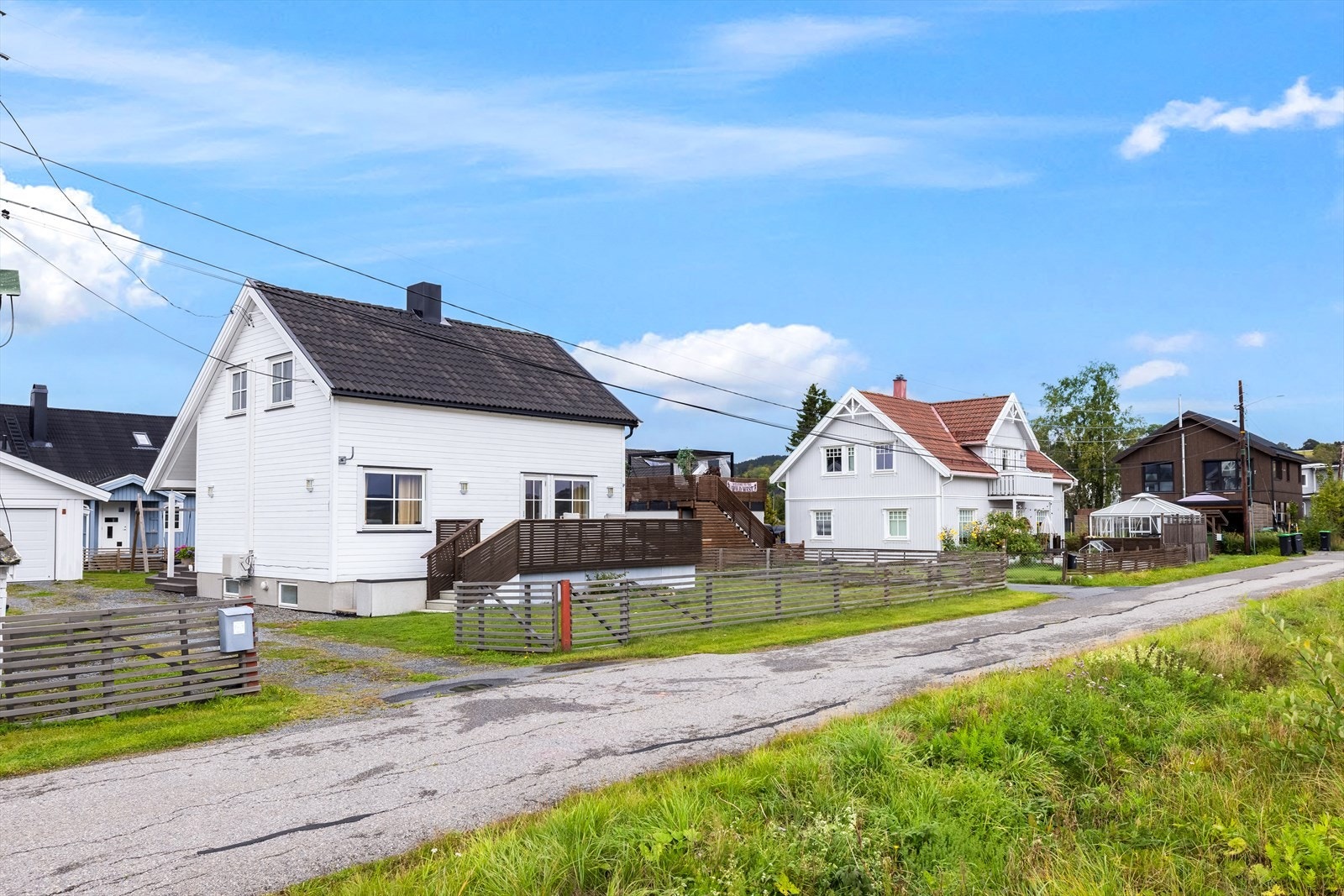 Samlet byr eiendommen på svært gode utearealer med flere steder å nyte dagen utendørs. Galleribilde