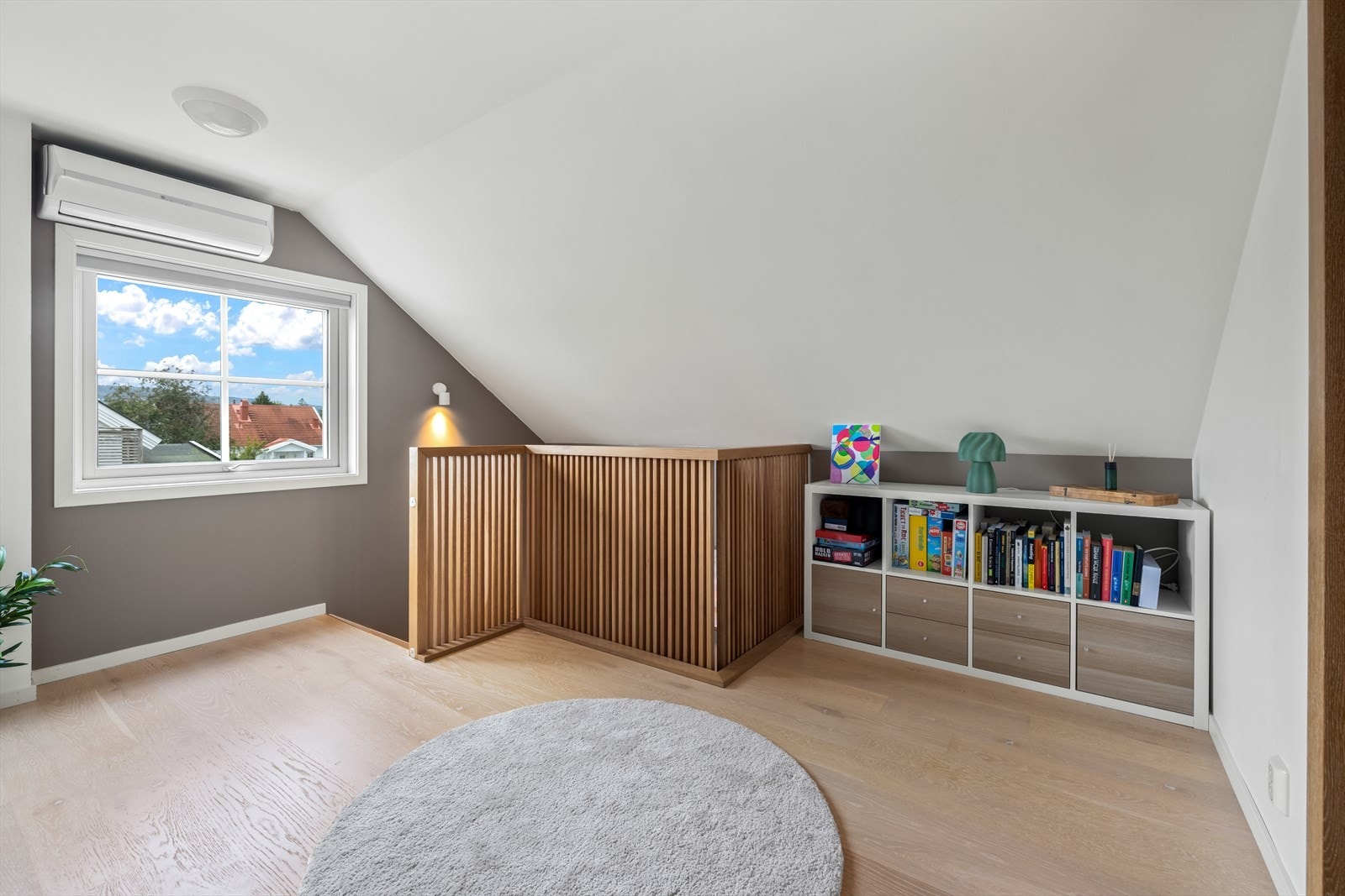 Boligen byr på tre soverom, alle samlet i øverste etasje. Galleribilde