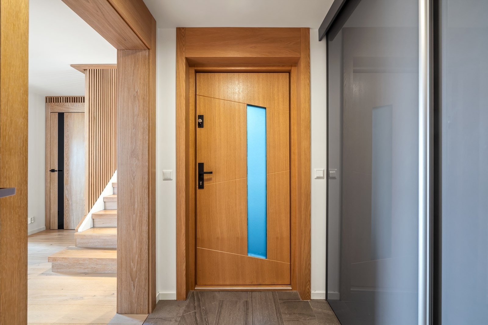 I entreen er det skyvedørsgarderobe med god plass til yttertøy og sko, og videre forbindelse til gangen og boligens øvrige rom i etasjen. Galleribilde