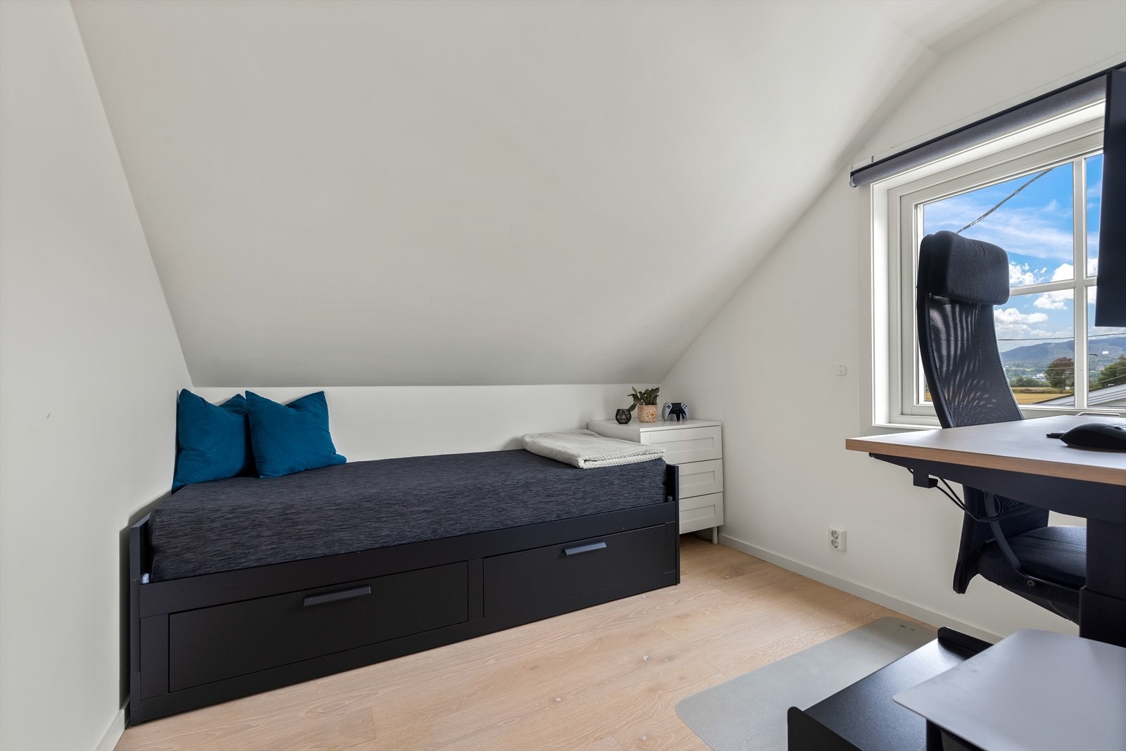 Det er gode møbleringsmuligheter med plass til seng, garderobe og øvrig ønsket møblement. Galleribilde