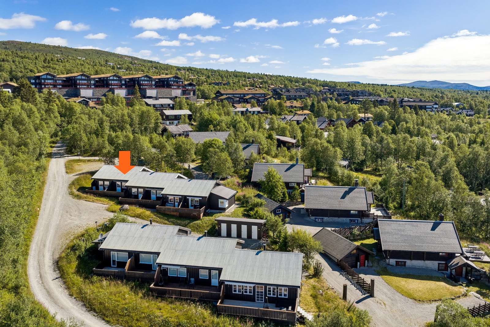 Når man ankommer eiendommen kan bilen parkeres, og man har gangavstand til det meste av Beitostølens fasiliteter. Skiløyper og turområde rett utenfor døren Galleribilde