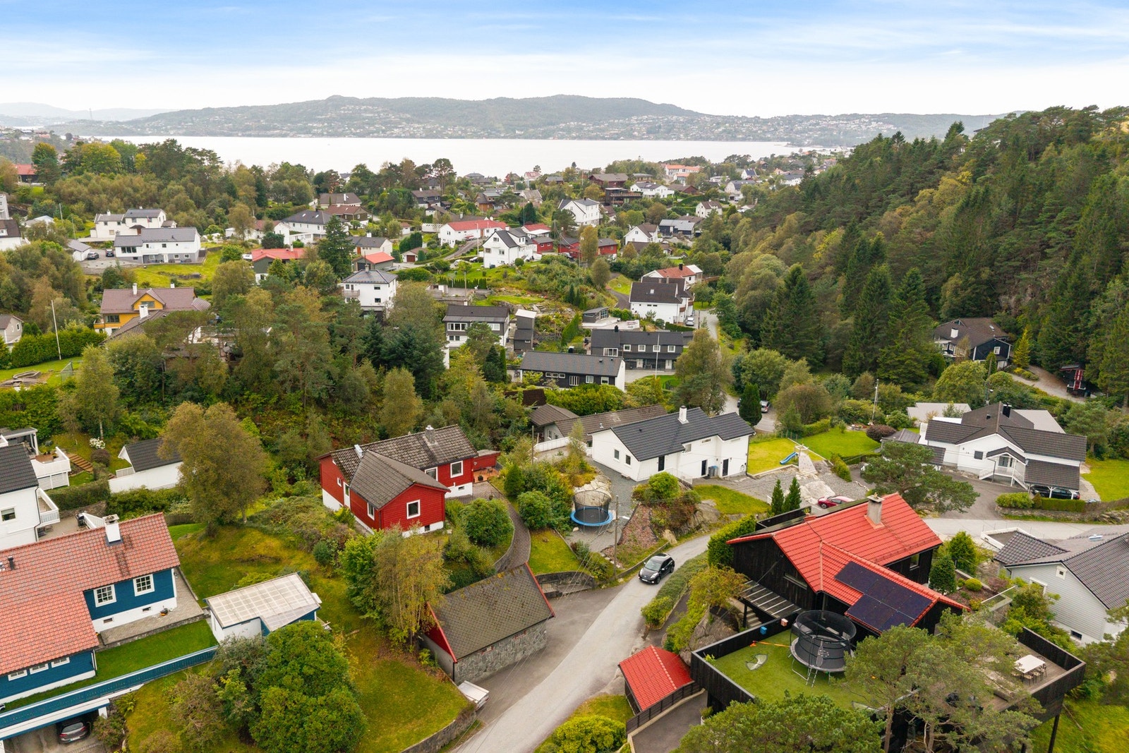 Boligen har en svært god beliggenhet i Haukedalsveien, i rolige og familievennlige omgivelser. Galleribilde