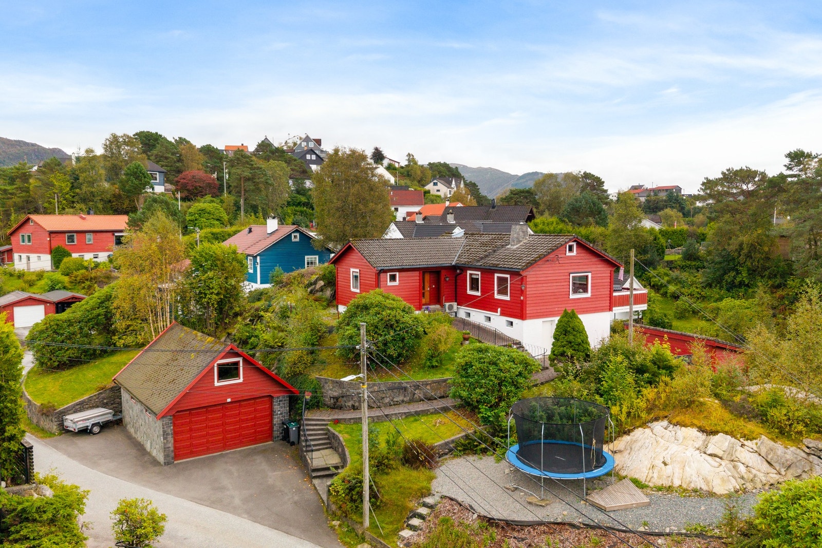 Eiendommen ligger høyt og solrikt til, med gode utearealer og en tilbaketrukket plassering. Galleribilde