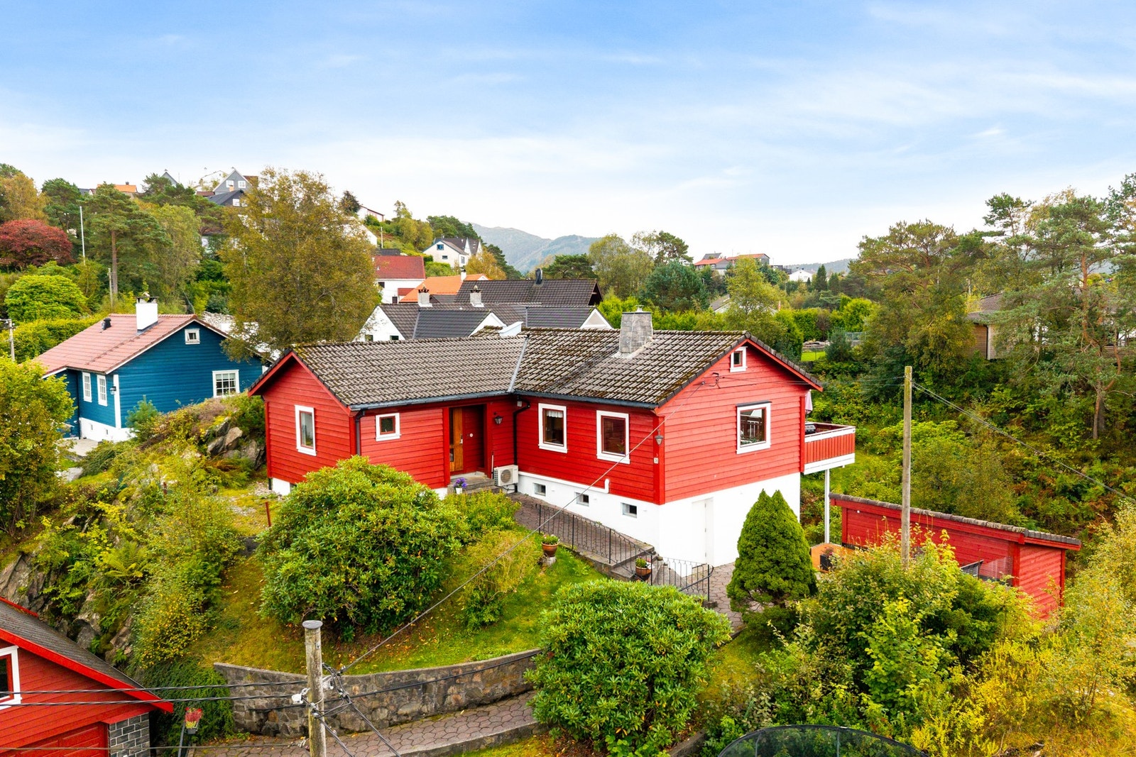 Tomten er opparbeidet med gressarealer, murer og beplantning. Galleribilde