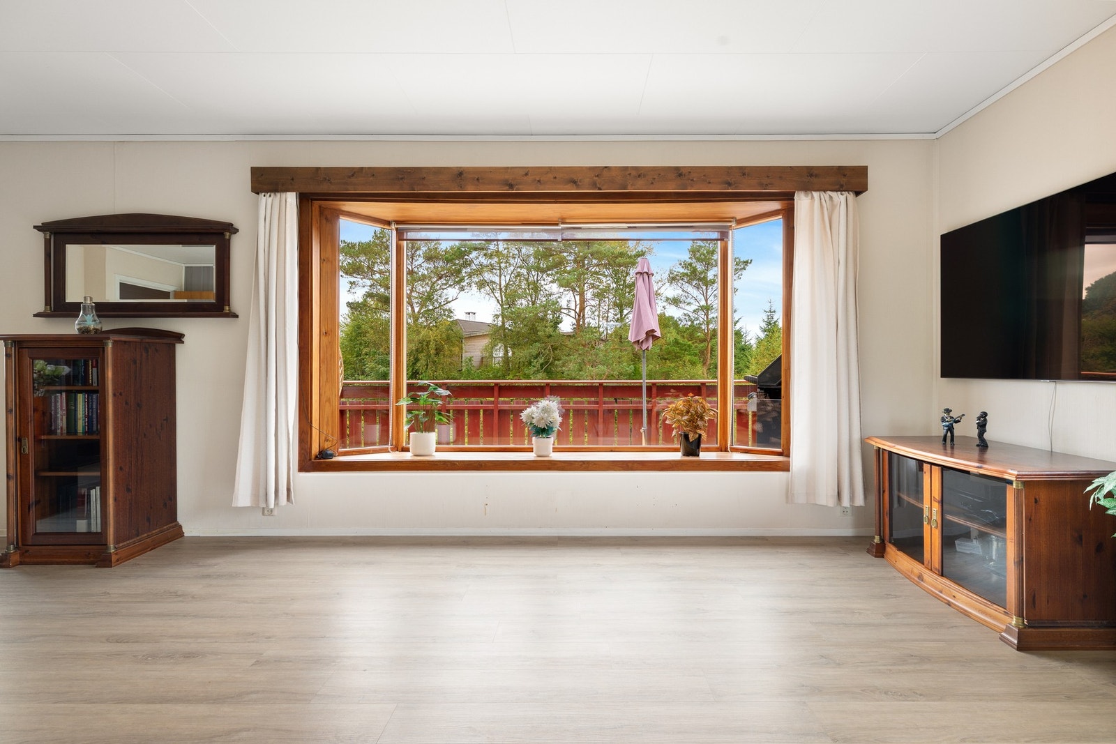 Store vindusflater sørger for godt med naturlig lys og fin kontakt med uteområdene. Galleribilde