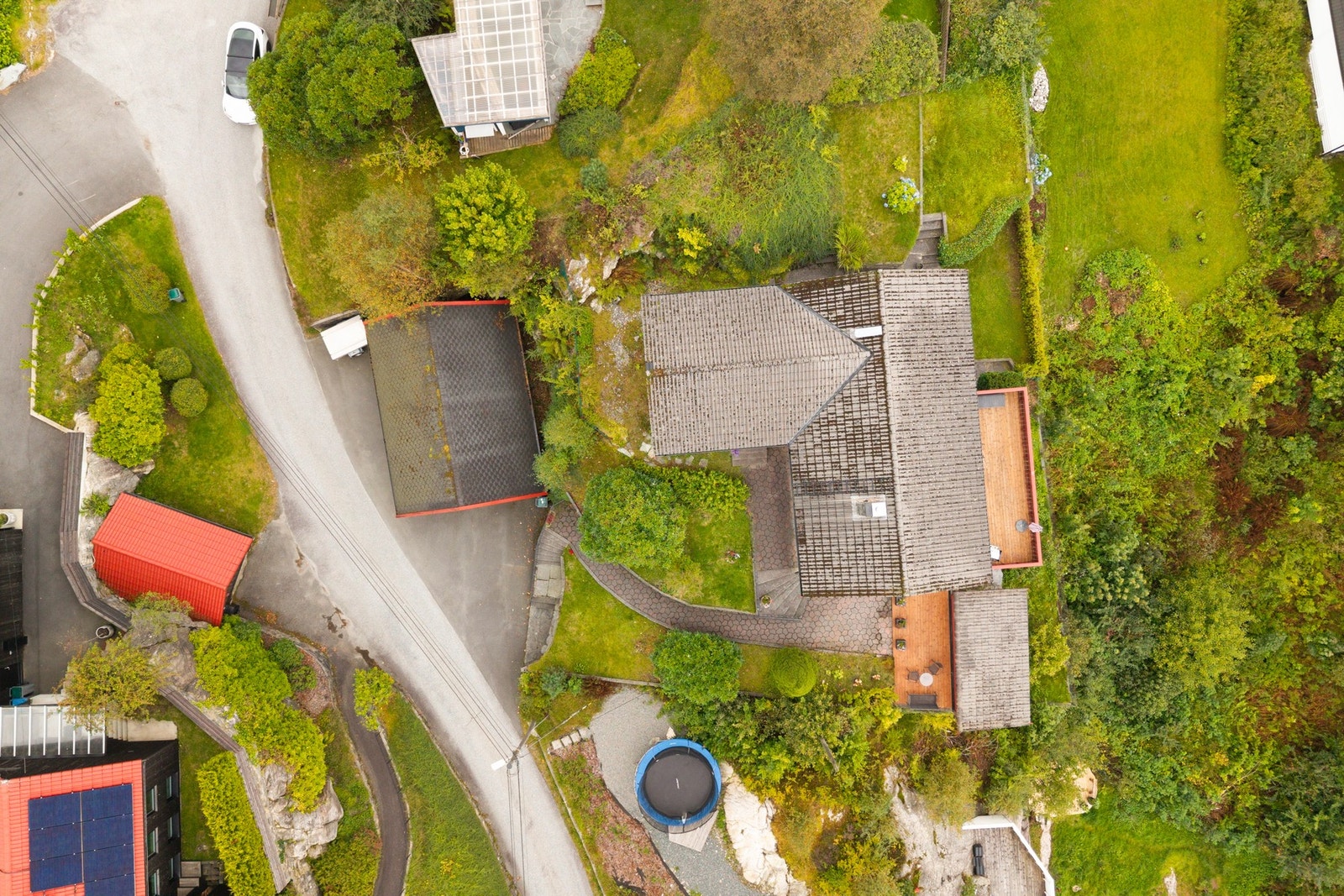 Uteområdene er godt opparbeidet og byr på flere soner for både lek og opphold. Galleribilde