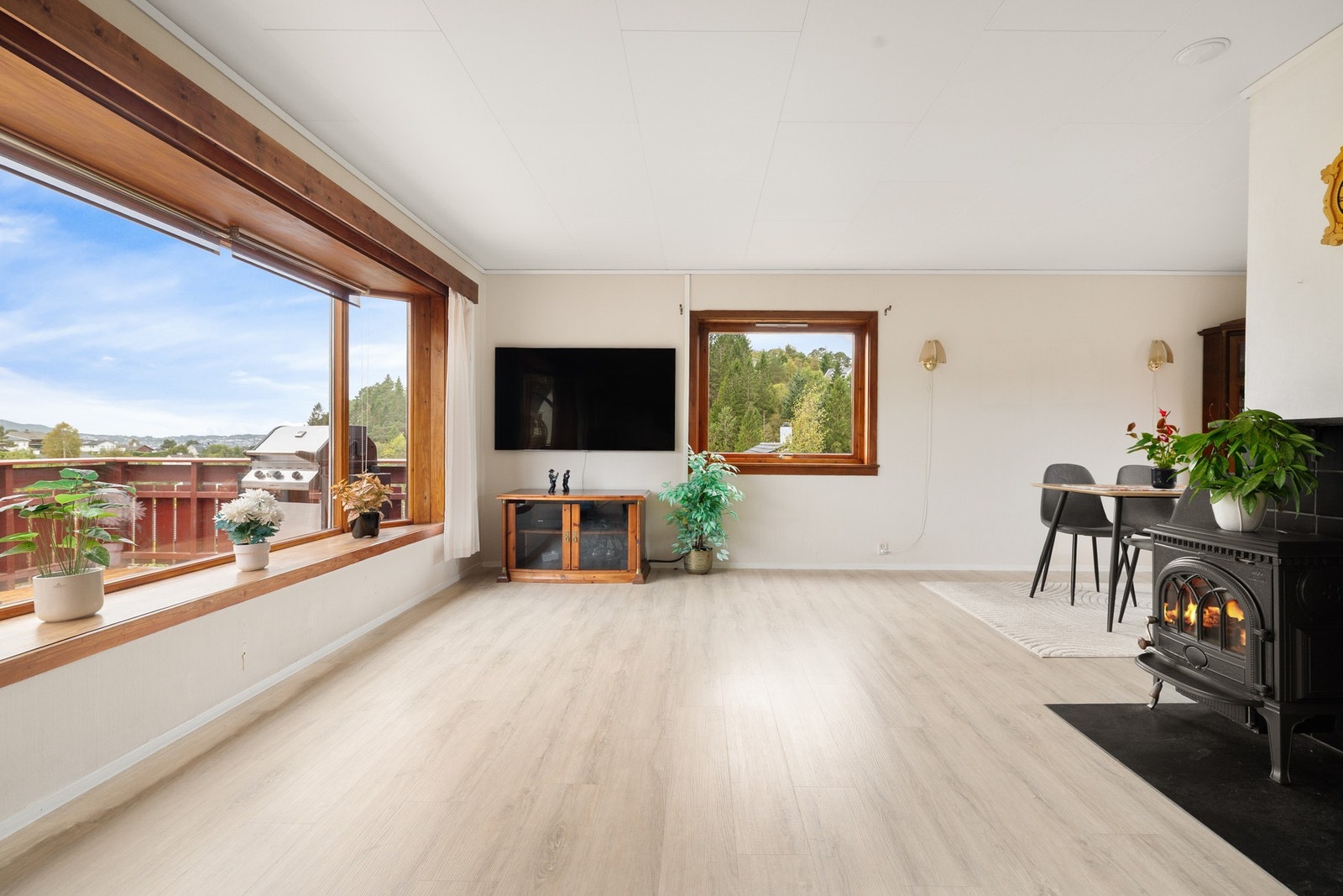 Stuen har en romslig og åpen utforming med god plass til flere møbleringssoner. Galleribilde