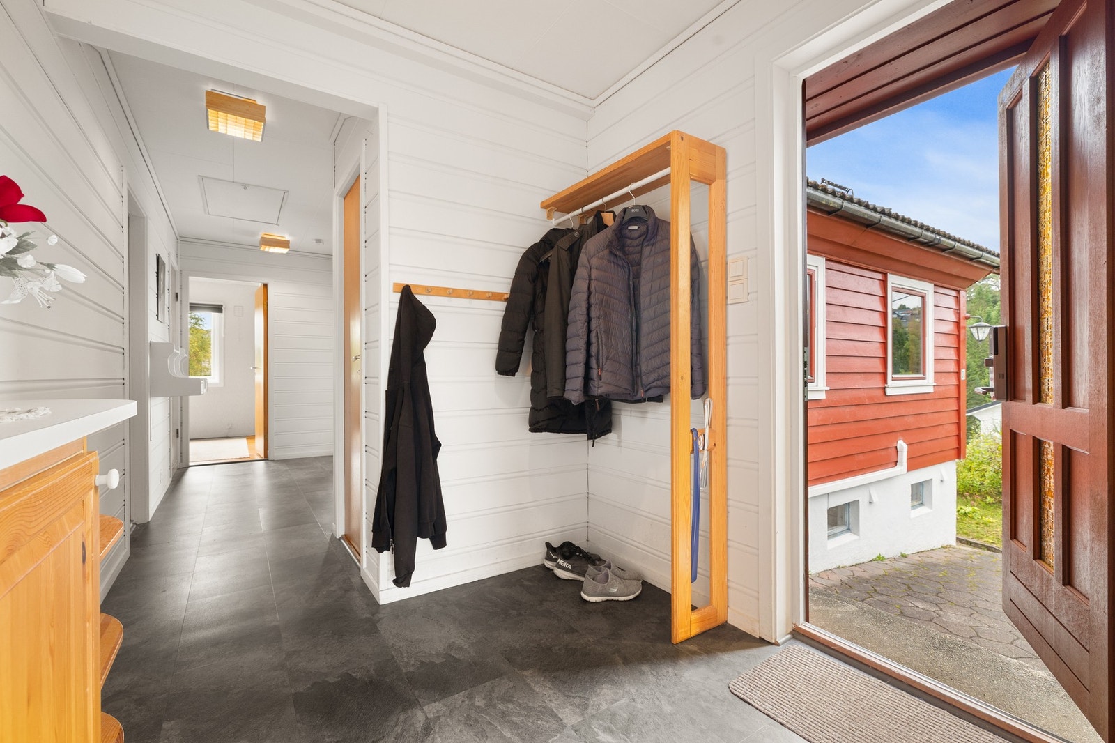 Entré og gang på ca. 10,8 m² gir en romslig og praktisk adkomst til boligen. Galleribilde