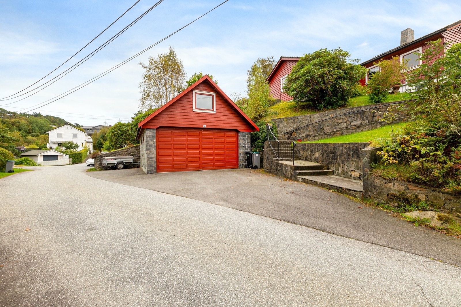 Romslig garasje over to plan, med gode parkeringsmuligheter både i garasjen og på egen tomt. Galleribilde
