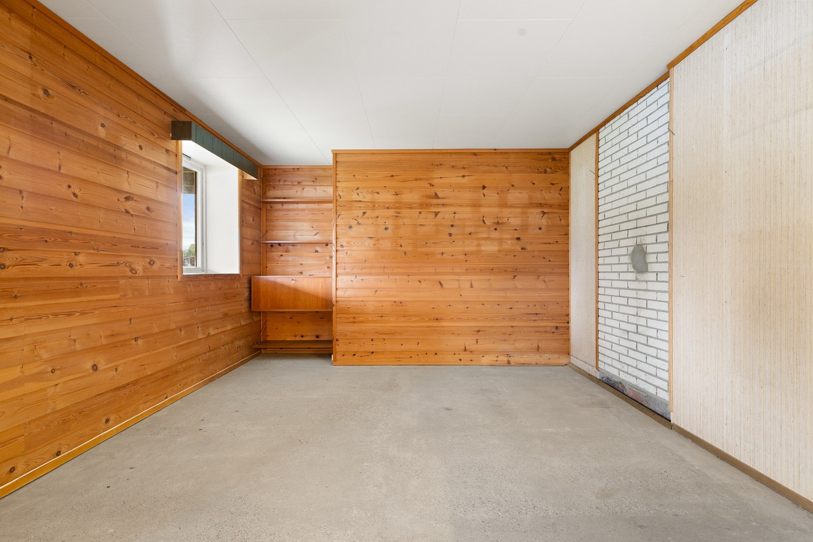 Kjellerstue med kjøkken og varmekabler. Galleribilde