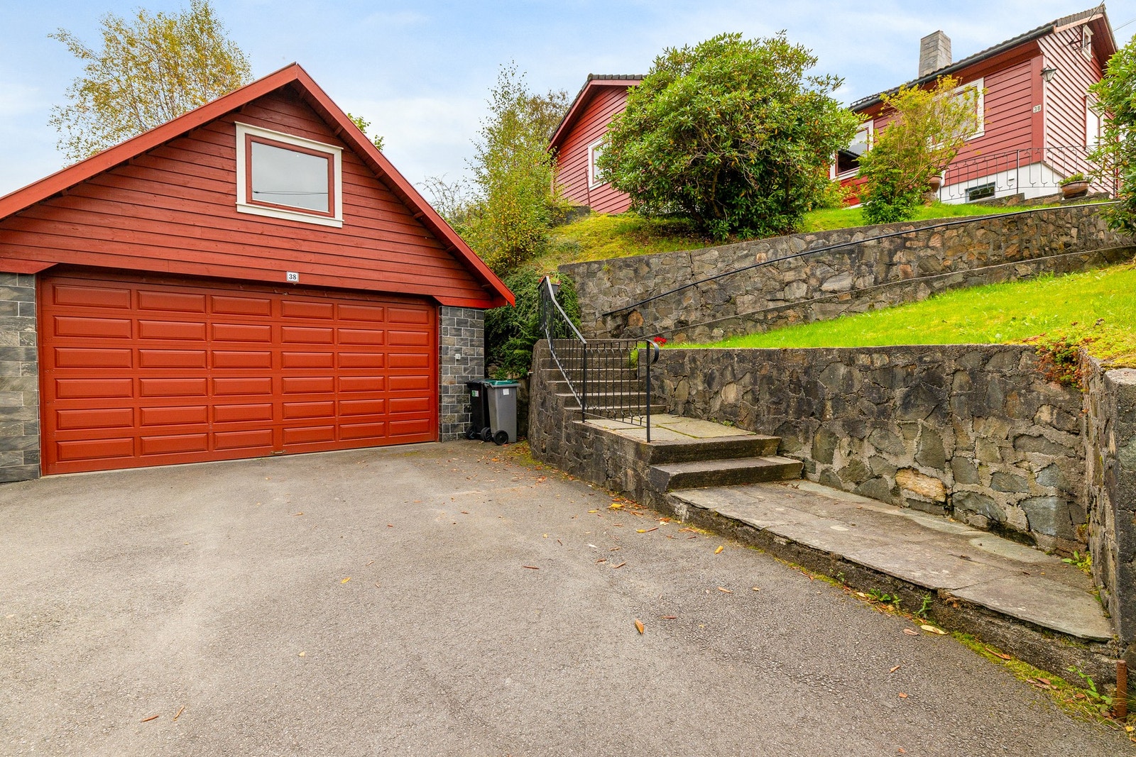 Romslig garasje fra 1994 på totalt ca. 65 m². Arealet foran garasjen ble asfaltert i 2019. Galleribilde