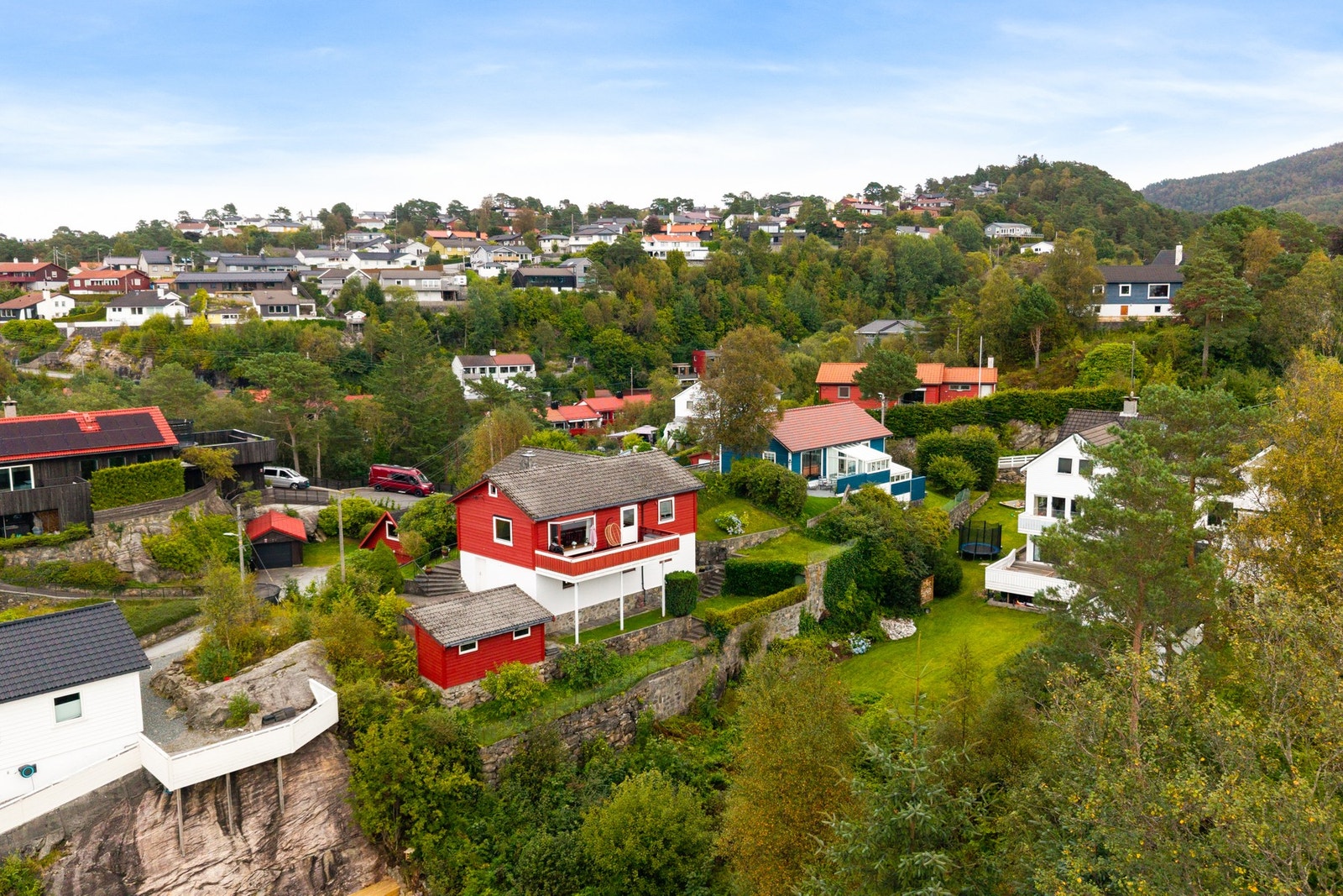 Et etablert og barnevennlig nabolag med lite trafikk og kort vei til skole, barnehage, fritidstilbud og dagligvare. Galleribilde