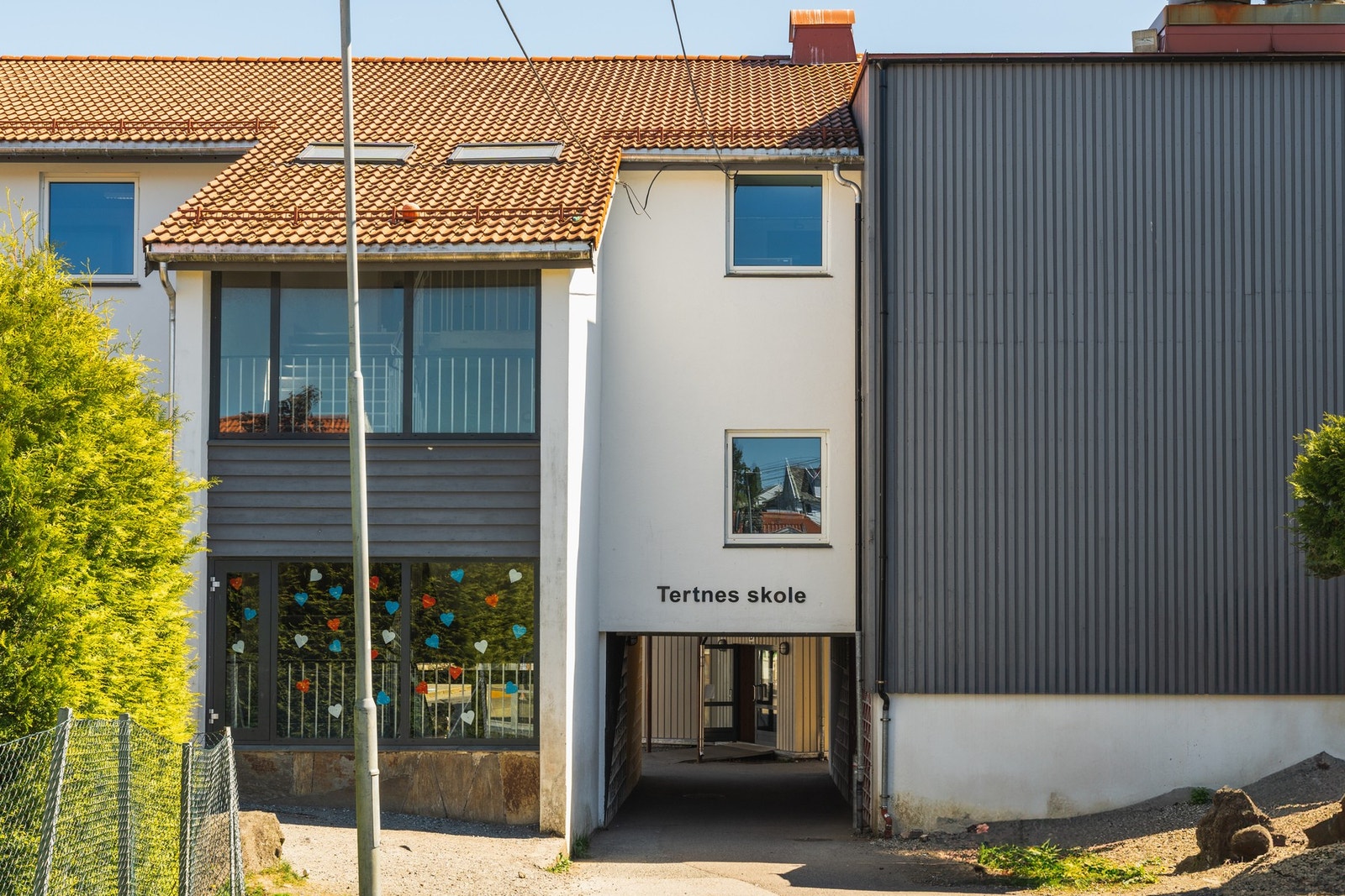 Kort vei til Tertnes skole, Åstveit ungdomsskole, Tertnes videregående skole og flere barnehager i nærområdet, med trygg skolevei for barna. Galleribilde