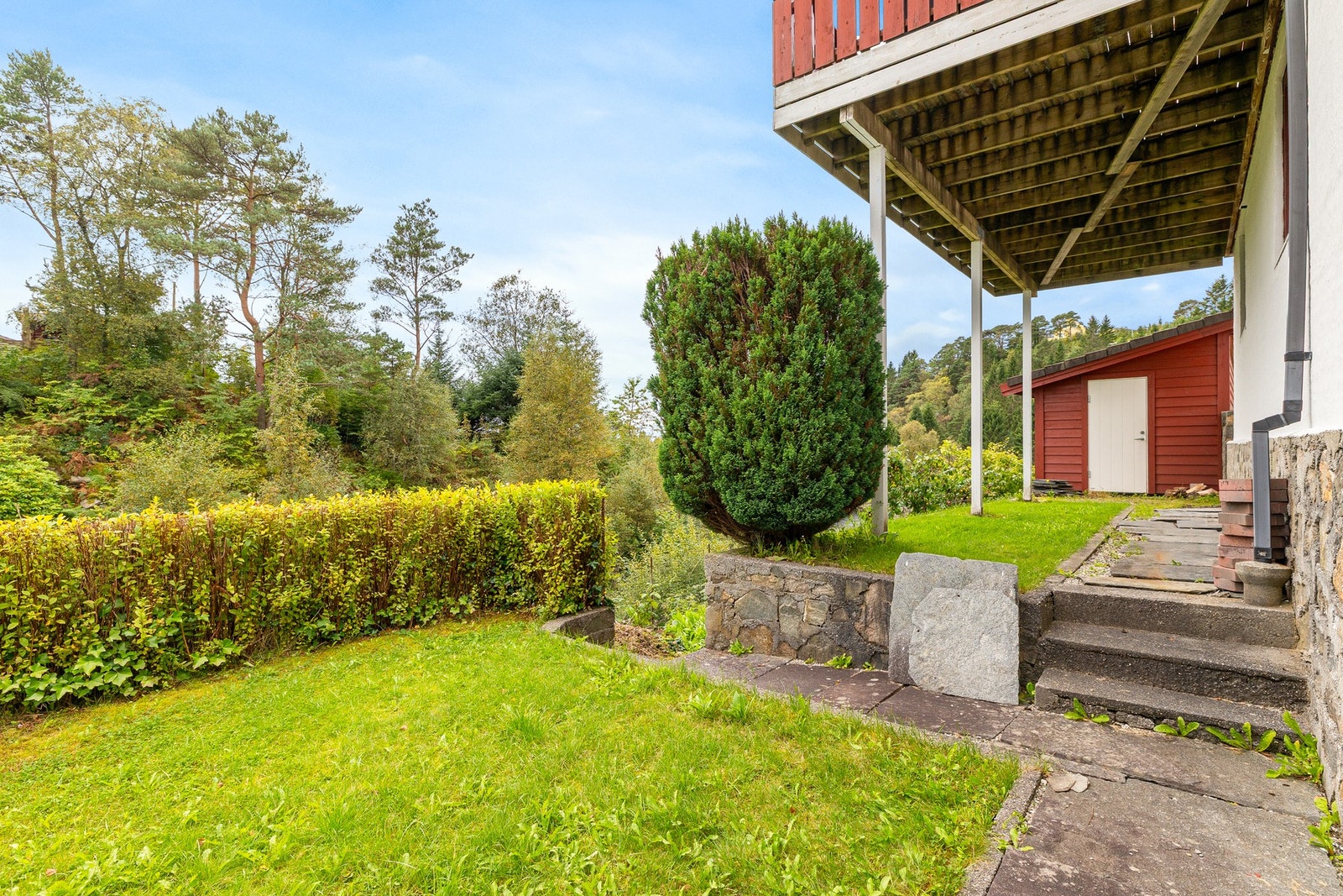 Skjermet hage med gressareal og plass til både lek og rekreasjon. Galleribilde