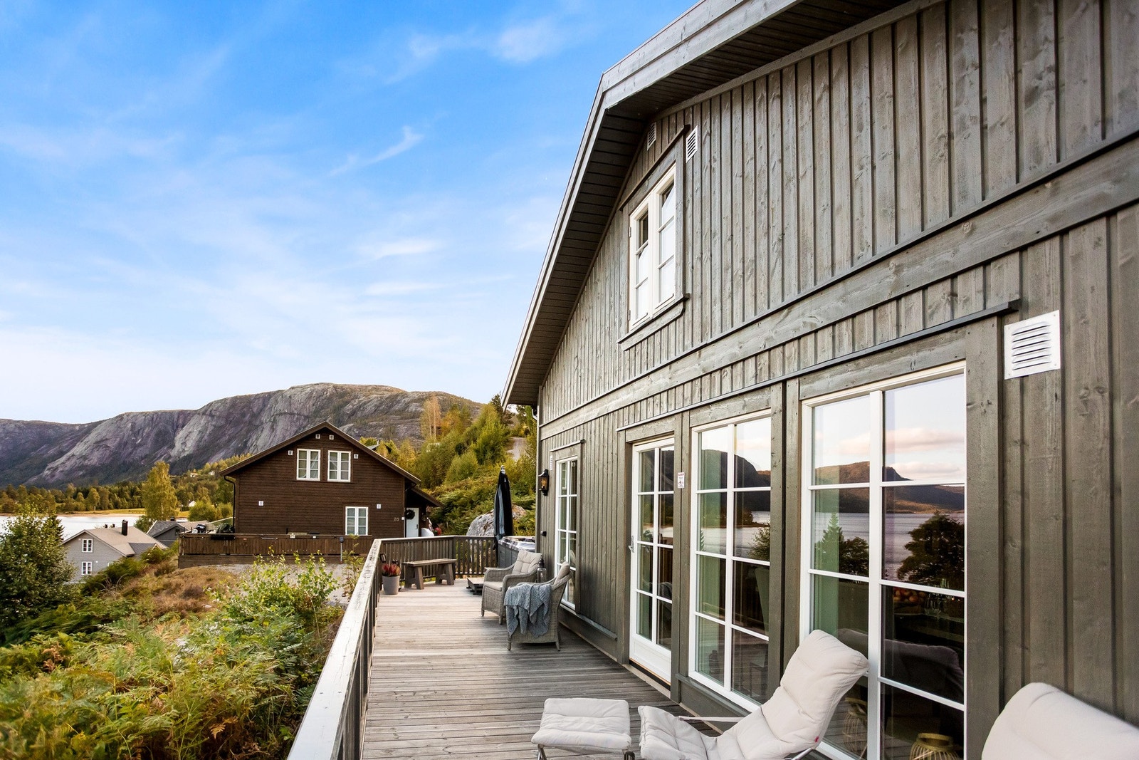 Eiendommen har fine uteområder og en flott terrasse som strekker seg rundt hele hytta Galleribilde