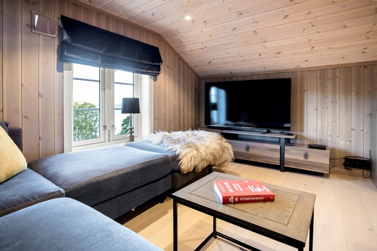 Loftstuen har god plass til møblering og er en fin ekstra stue å trekke seg tilbake til etter en lang dag. Loftsetasjen har ikke målbart areal pga for lav takhøyde Galleribilde