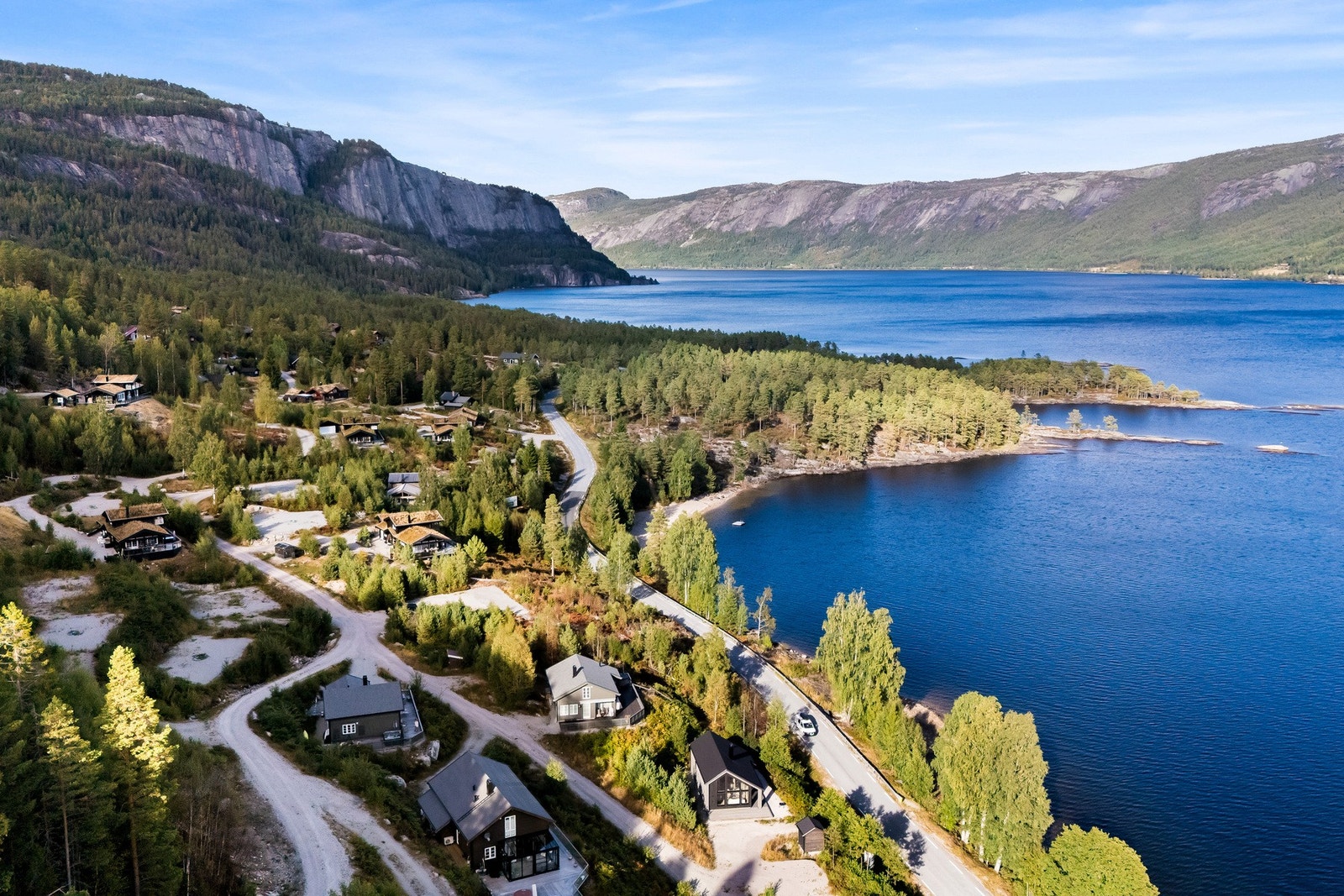 Hytta ligger idyllisk til i nærheten av vakre Nisser - den 4 mil lange innsjøen som er kjent for sine lange, hvite sandstrender, flotte svaberg og gode bademuligheter Galleribilde