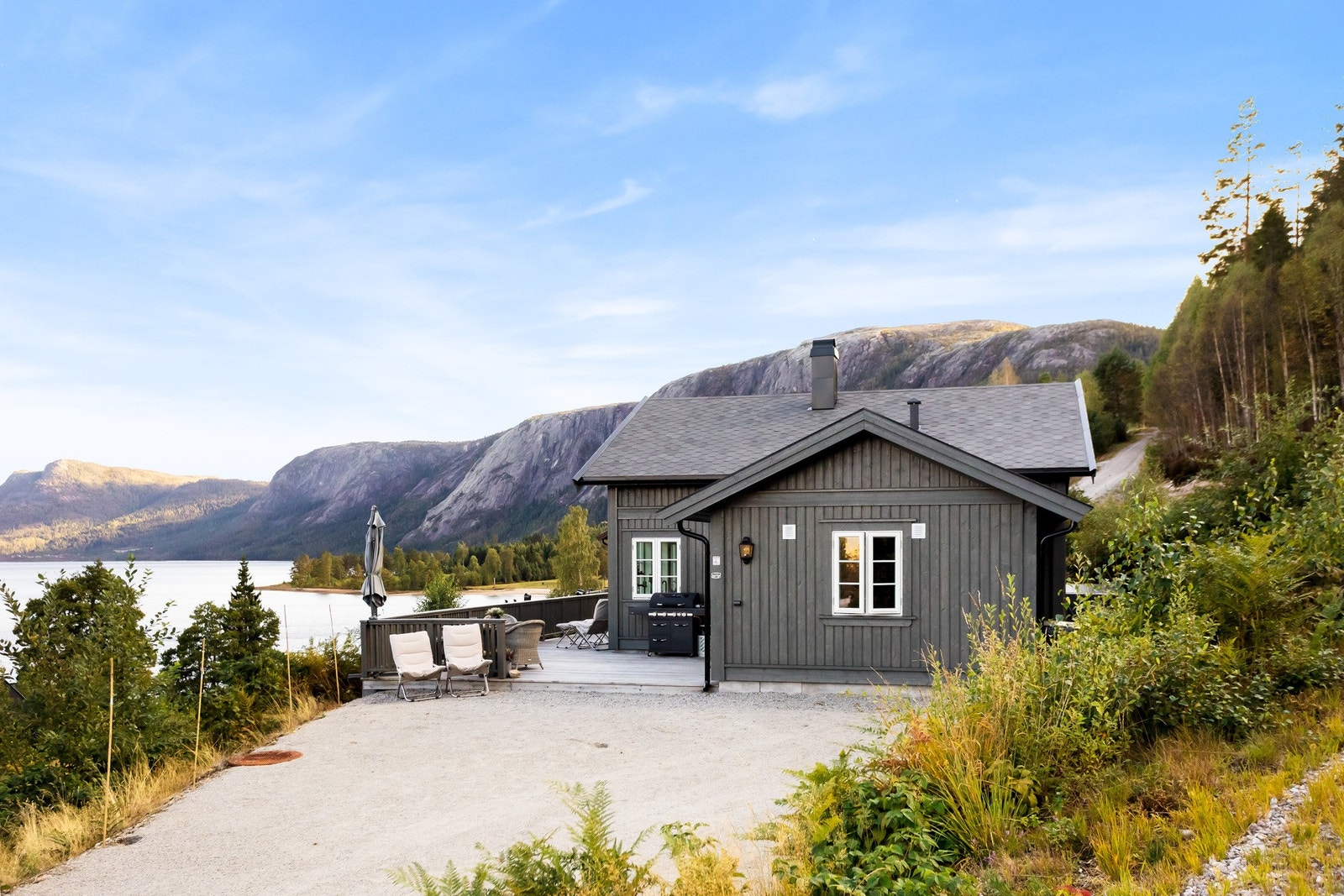 Eiendommen har gode solforhold, fantastisk beliggenhet og stor terrasse Galleribilde