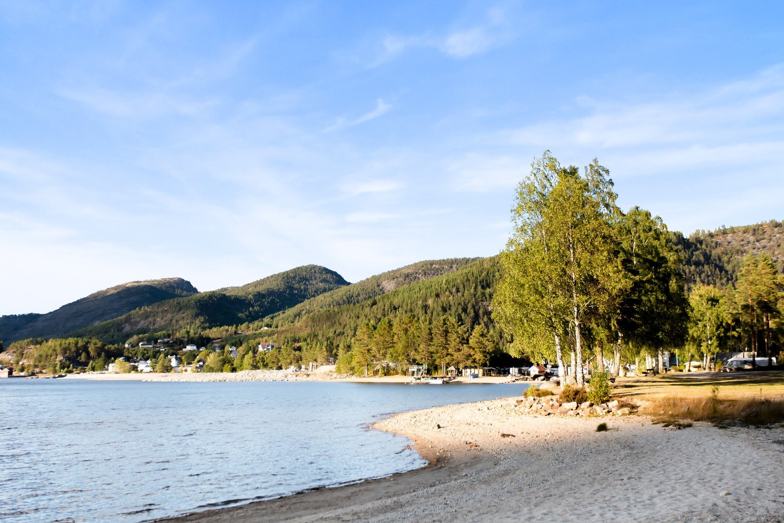 For padleentusiaster er Nisser, Tjørull og Nidelva et virkelig eldorado. Badeglade gjester bør også ta turen til naturens eget badeland, Jettegrytene - en bortgjemt perle med naturlige jettegryter og vannsklier i fjell Galleribilde