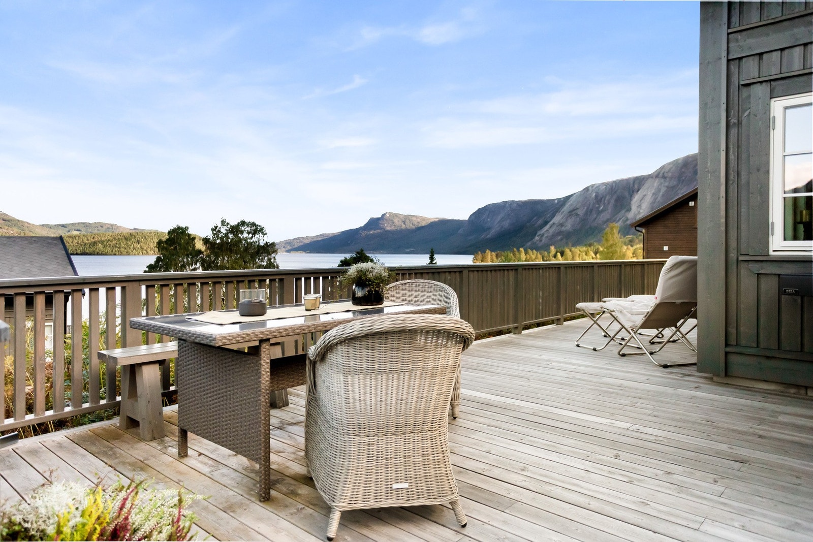 Romslig terrasse med panorama utsikt over vakre Nisser. Nydelig fjellandsskap og fin natur Galleribilde