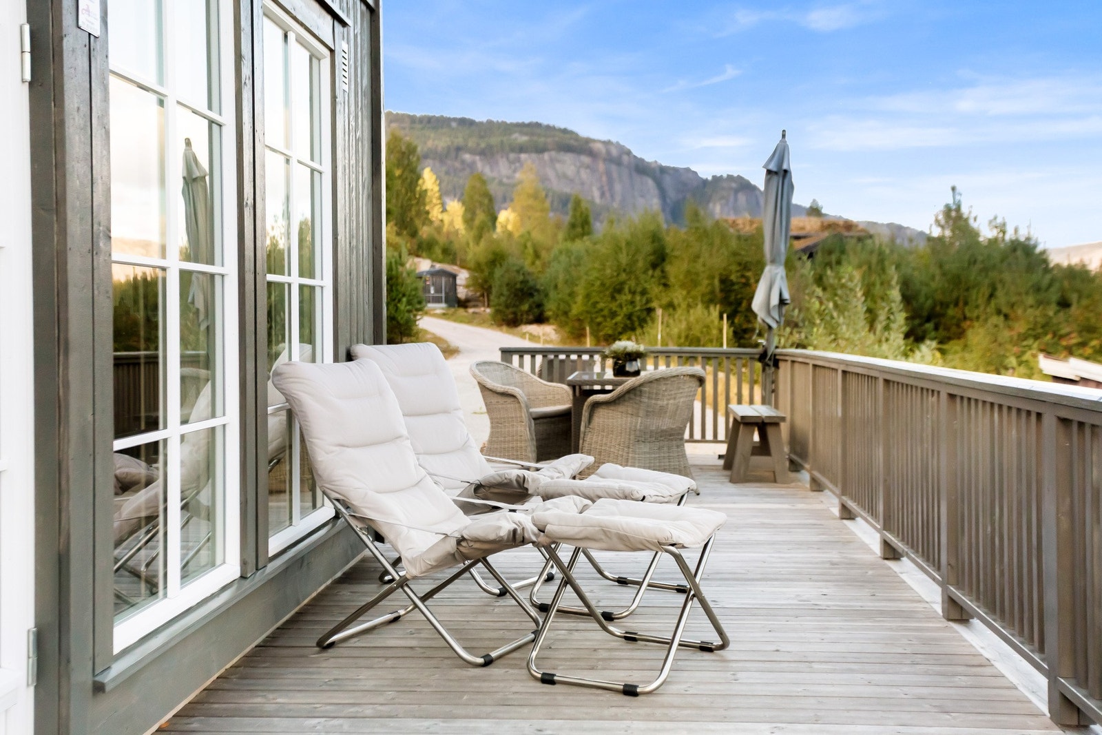 Terrassen har gode solforhold. Her kan du slappe helt av og nyte solen i solveggen! Galleribilde
