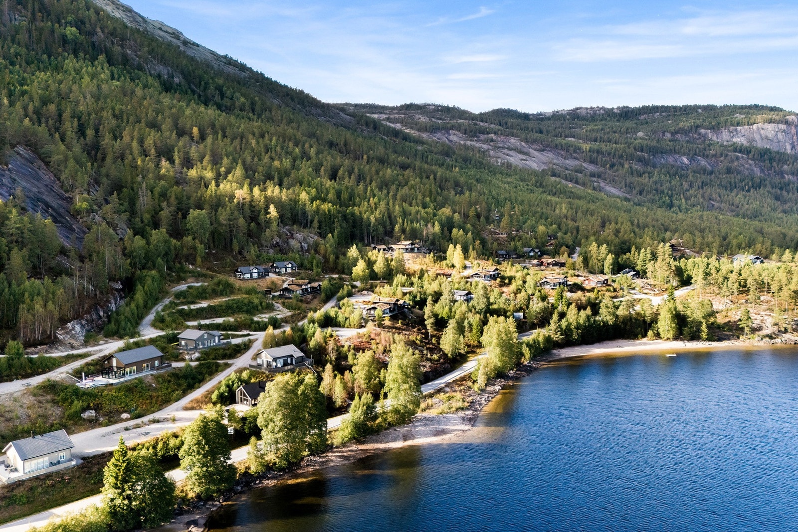 Om sommeren innbyr Nisser til flotte båtturer, bading og avslappende dager på stranden. Det helt spesielle med området er kombinasjonen av myke sandstrender og vakre svaberg Galleribilde