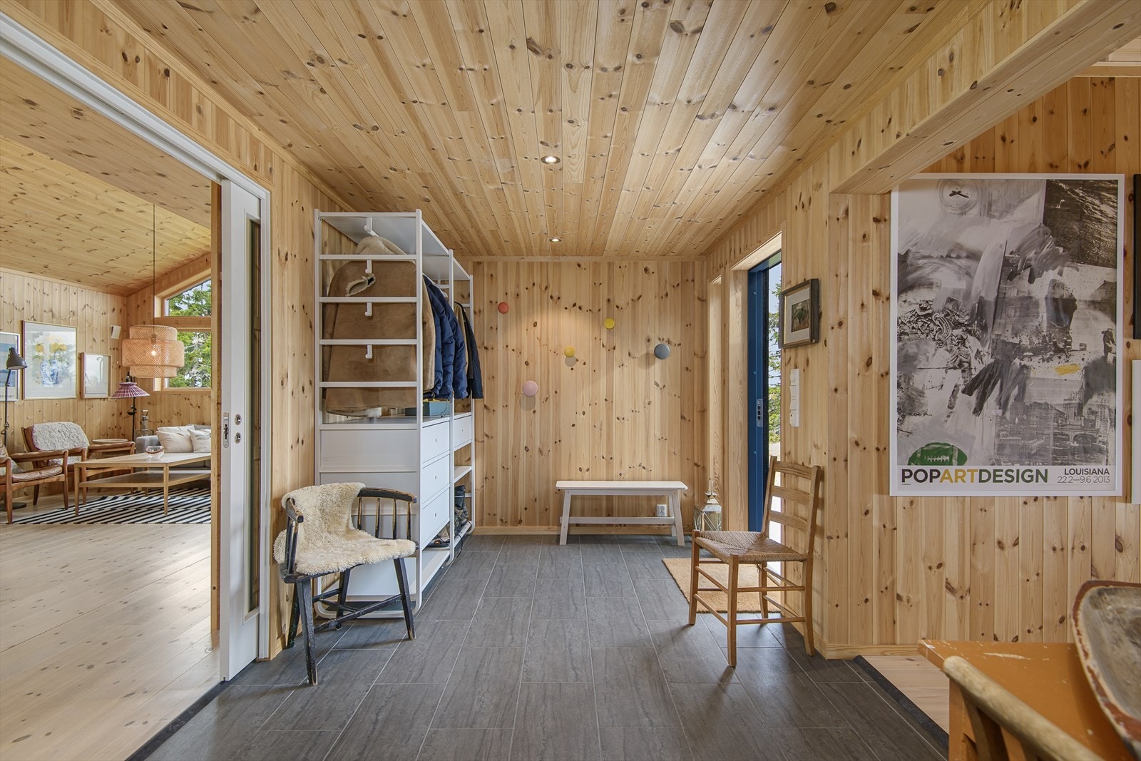 Fra gangen er det adkomst inn til stua og videre inn i soveromsfløyen. Galleribilde