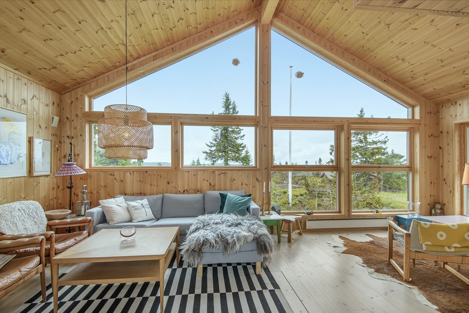 God takhøyde og store vindusflater som slipper inn rikelig med lys gir en herlig romfølelse og effekt. Galleribilde