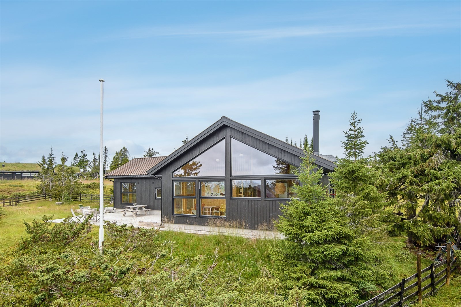 Nyere, moderne og lekker hytte med fine uteplasser og skjermet beliggehet. Galleribilde
