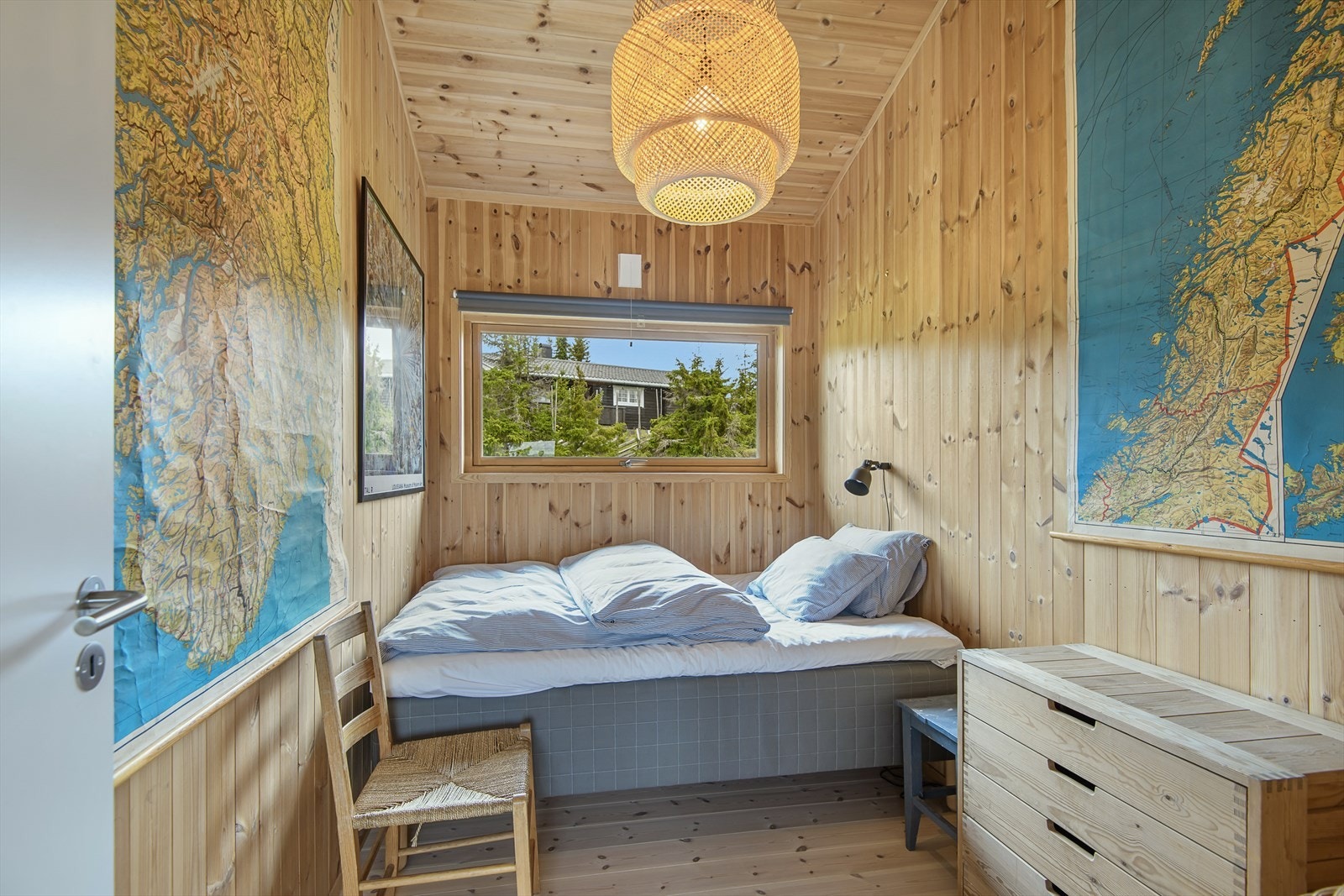 Soverom med plass til seng og oppbevaringsmøbler. Galleribilde