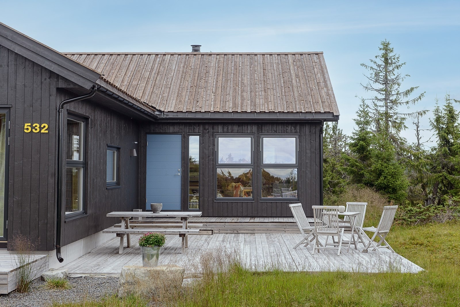 I forbindelse med inngangspartiet er det en stor, lun og solrik terrasse. Gode møbleringsmuligheter og et fint sted å lande etter turen. Galleribilde
