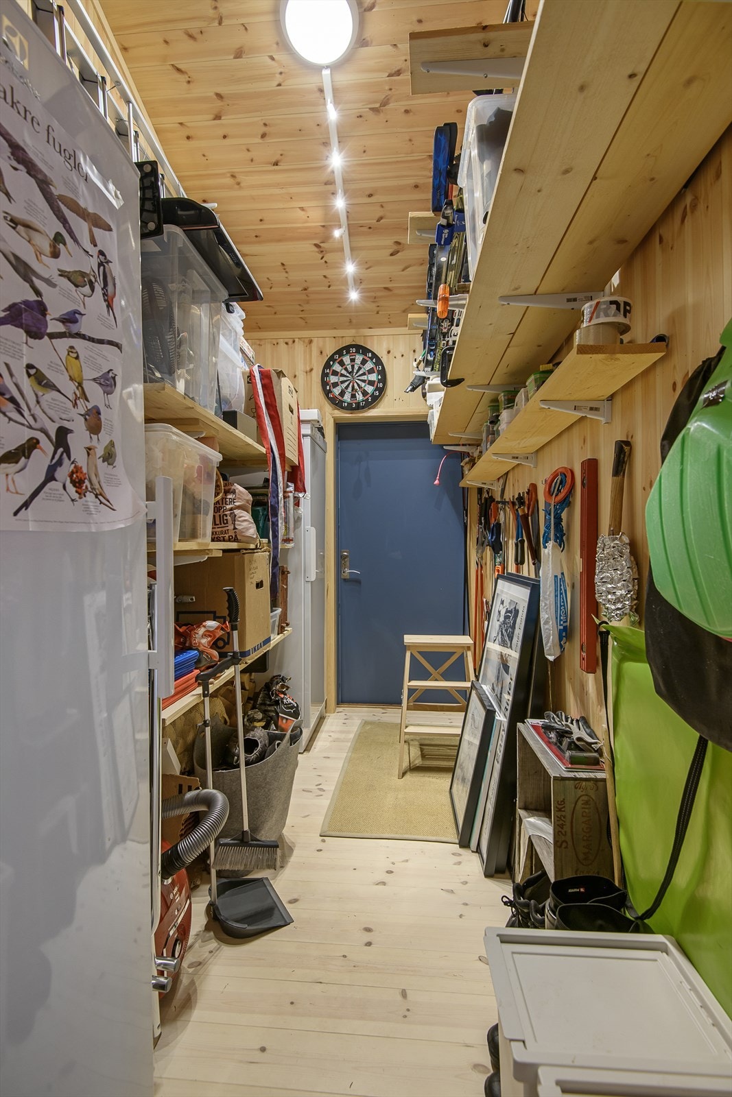 Romslig bod som har inngang både innenfra hytta og egen utvendig adkomst. Galleribilde