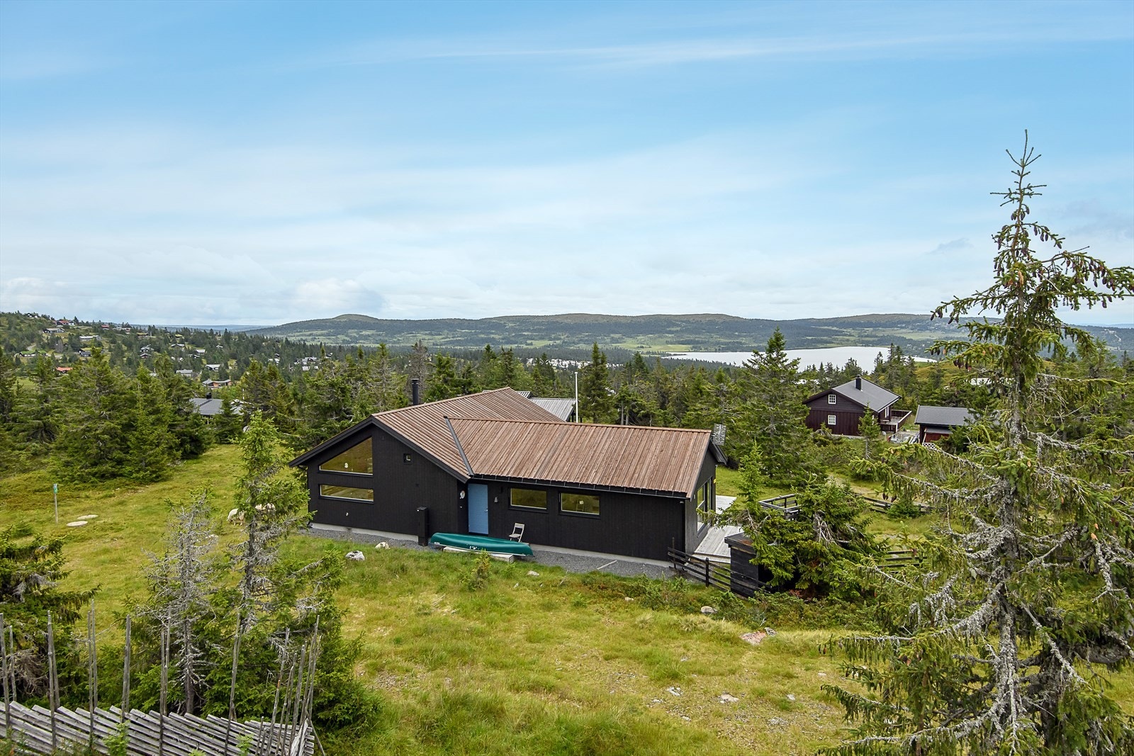 Det er fin og trygg gangavstand ned til sentrum av Sjusjøen. Der finnes både dagligvare, sportsbutikk, serveringssteder m.m. Galleribilde
